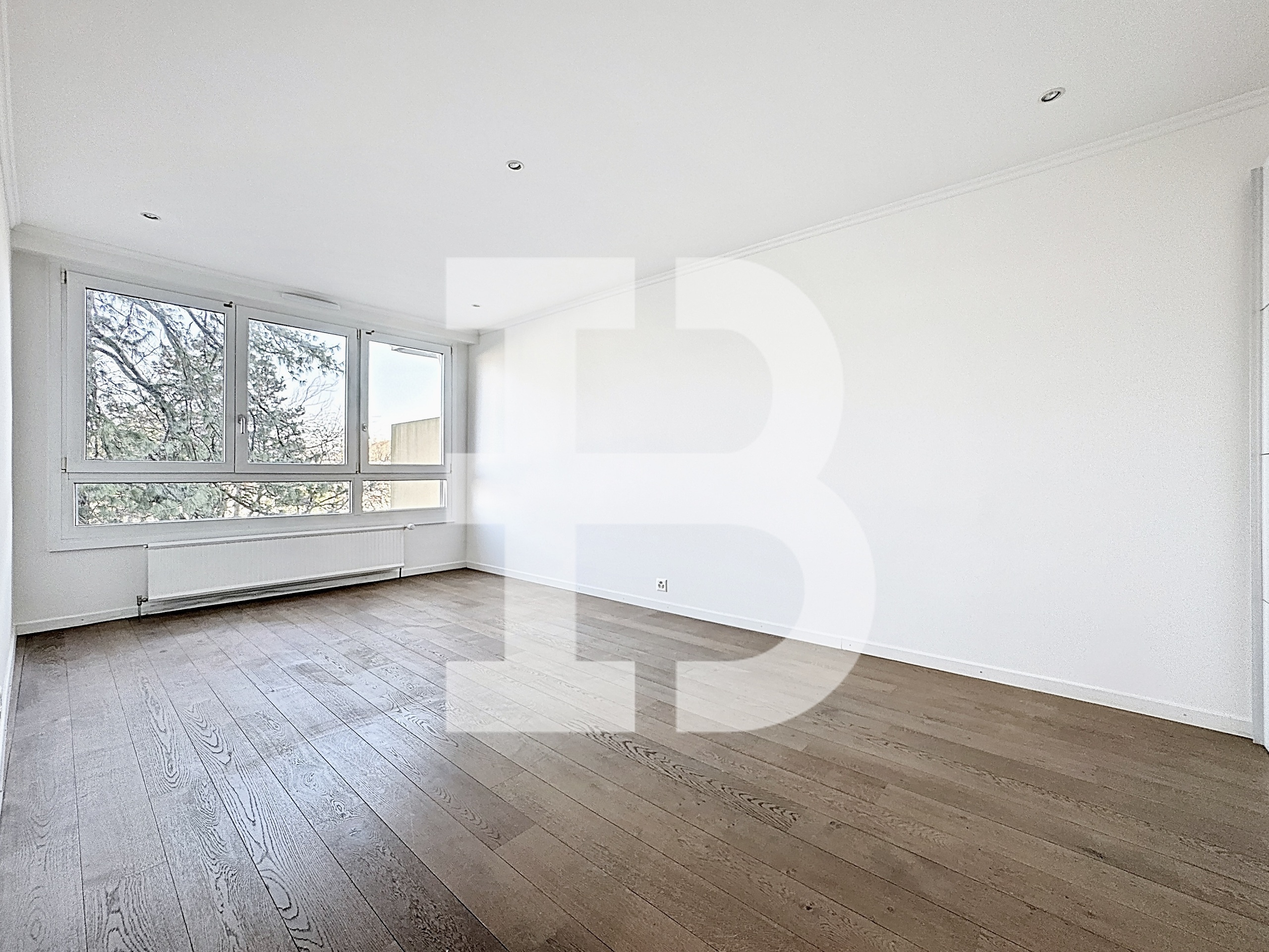 Chambre à coucher - Salle de bains complète