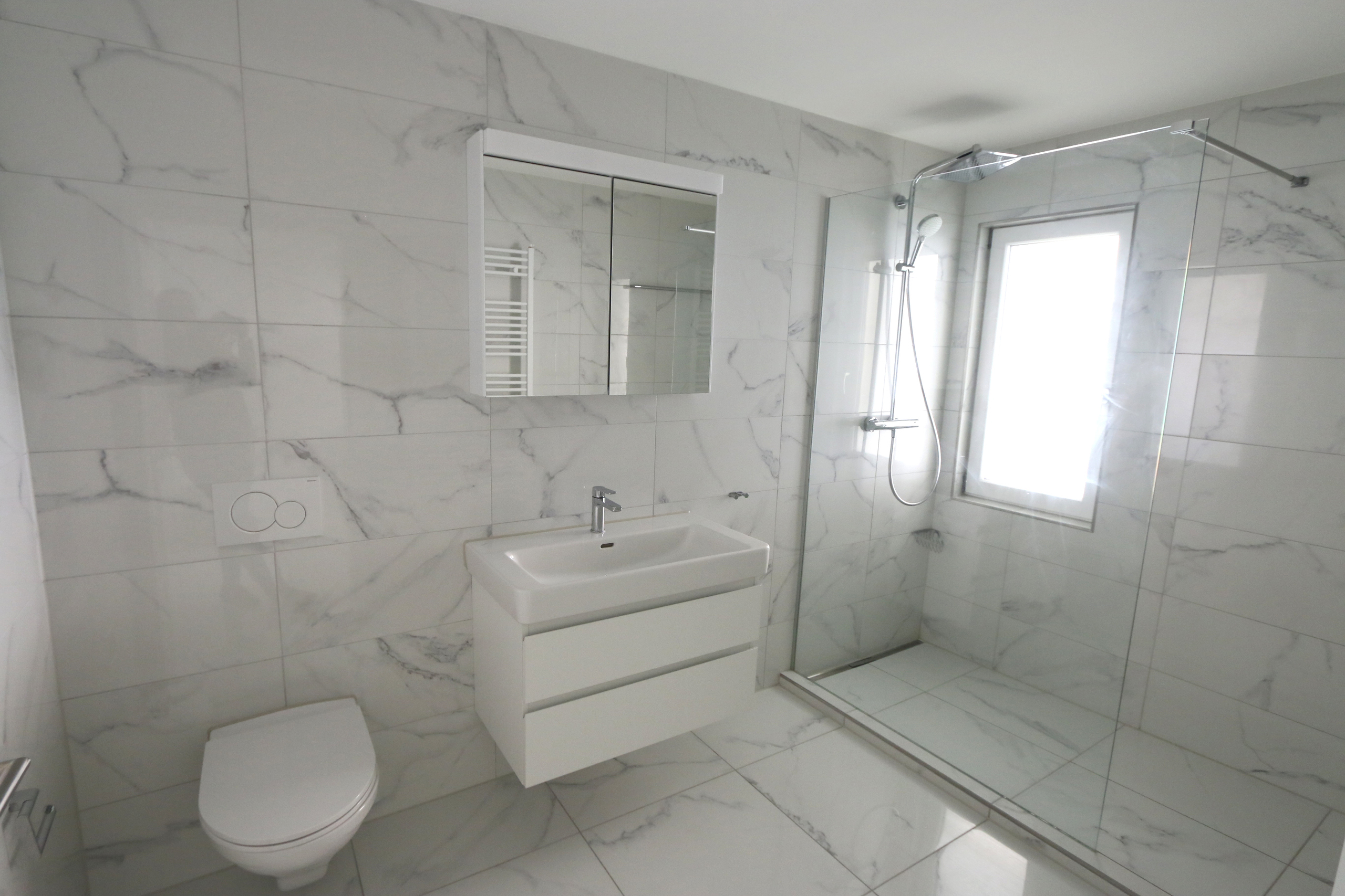 2.5 Zi Wohnung im 1. OG, Bad mit Dusche, WC, Lavabo
