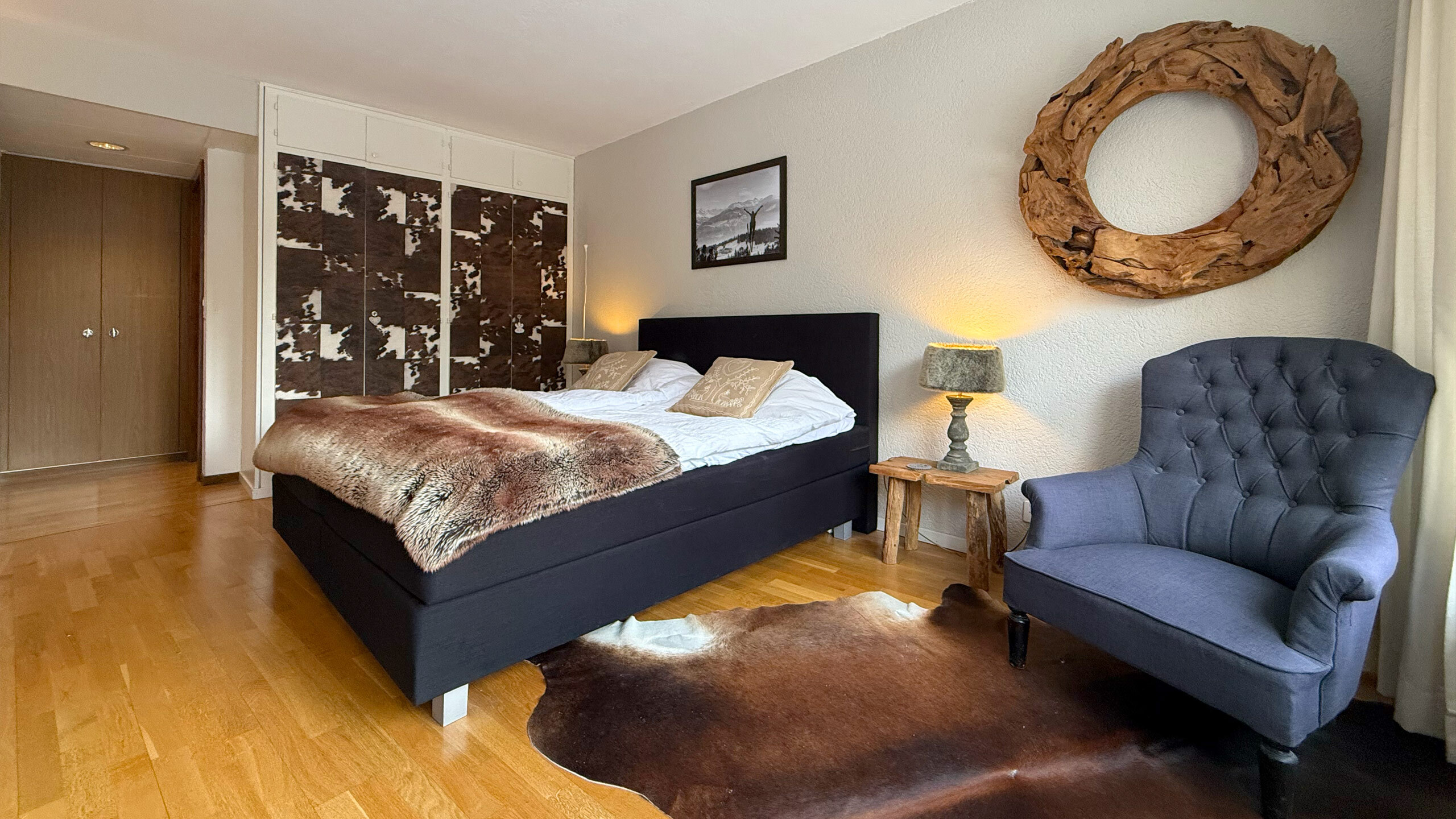 Chambre avec armoires et salle de douche