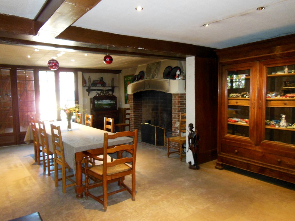 Salon principal avec cheminée