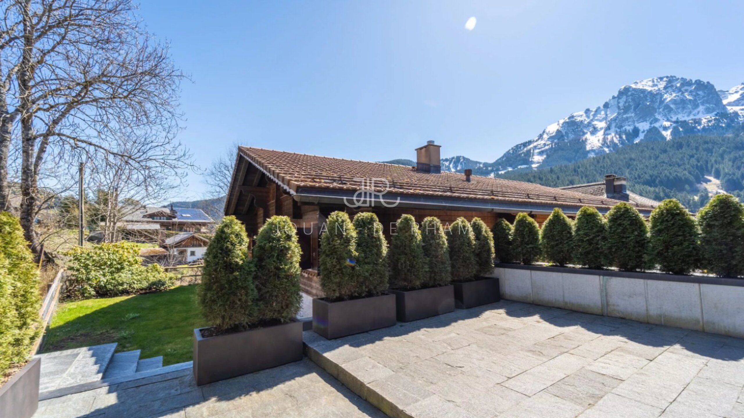 Nouveau 1 / 7 Chalet Chalet de 6 pièces en location à Rougemont - 250 m² CHF 15'000.-/mois, ch. c. Rue des Allamans 11, 1659 Rougemont A convenir Chalet historique au coeur du village Jouan - de Rham a le plaisir de vous présenter en exclusivité ce magnifique chalet situé au coeur du village de Rougemont. Plus d'informations sur demande.