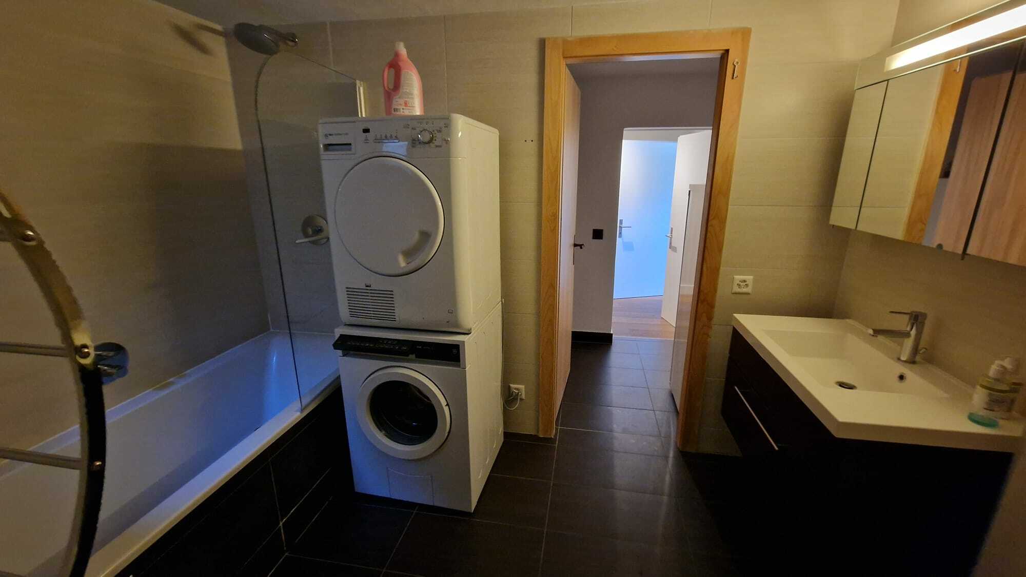 Salle de bain Rez inférieur Salle de bain Rez inférieur