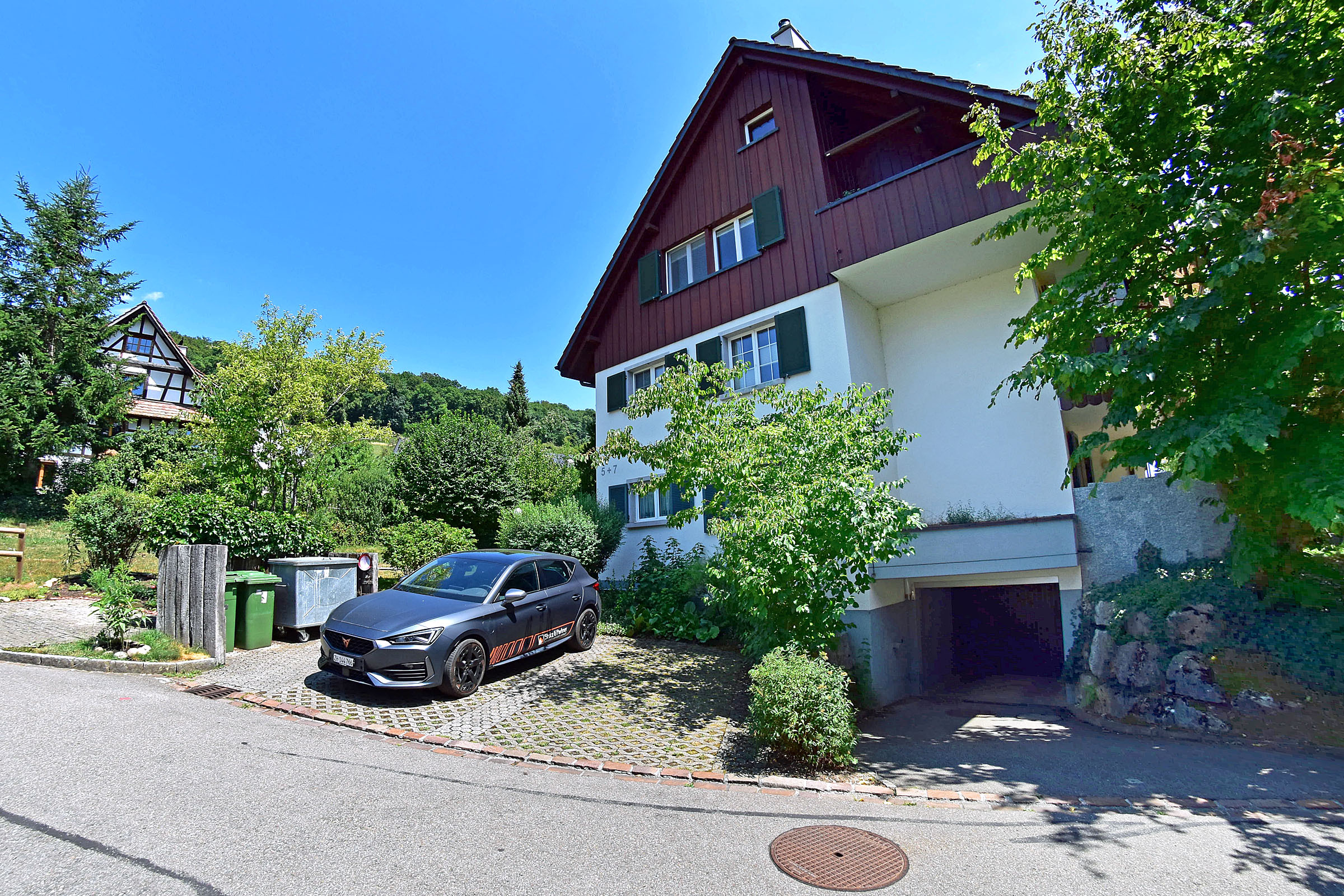 Einfahrt Tiefgarage und Besucherparkplätze