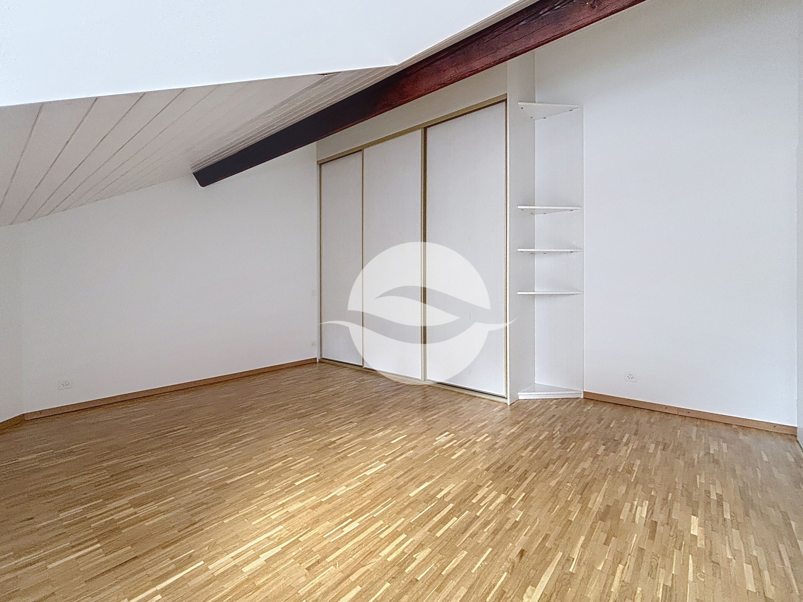 Chambre à coucher avec grandes armoires encastrées