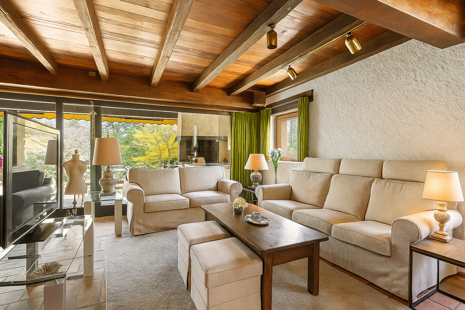 Salon TV avec bar et grande cheminée centrale ouverte - home staging Salon TV avec bar et grande cheminée centrale ouverte - home staging