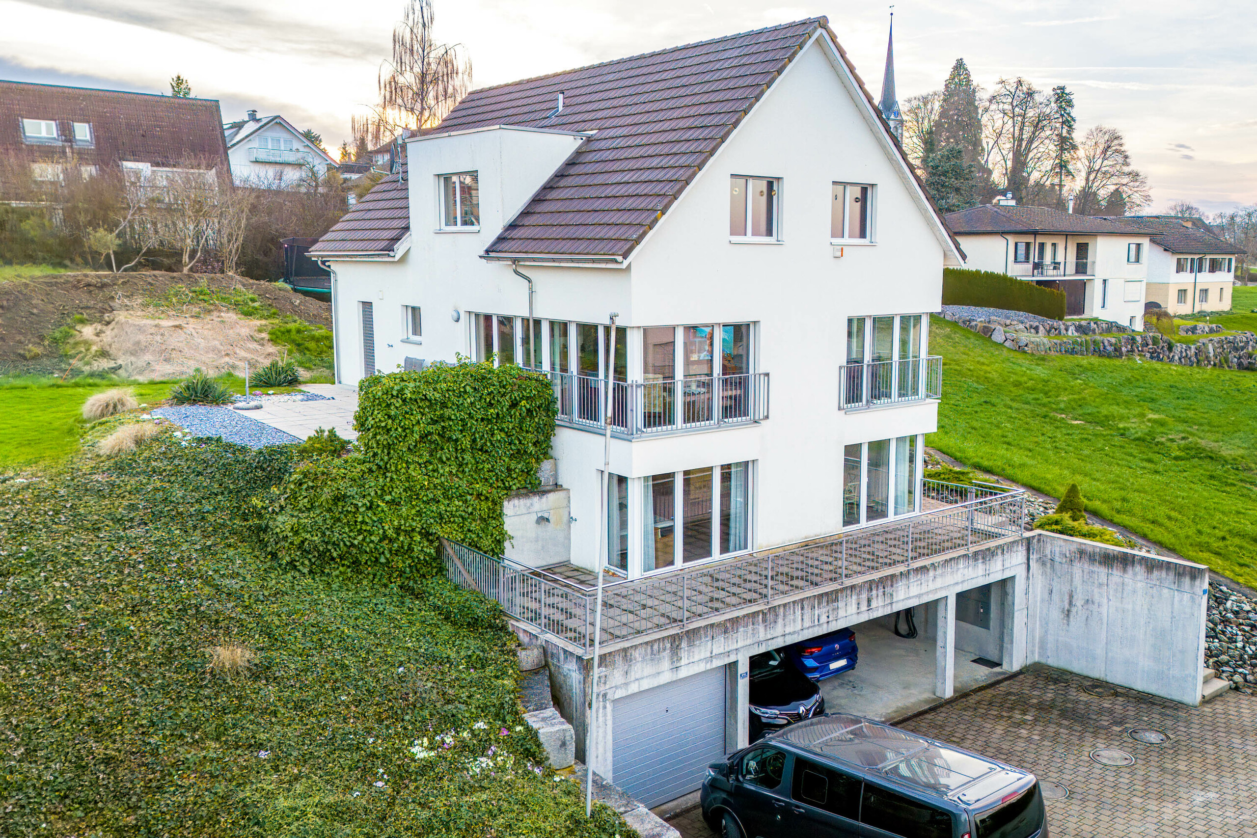 Exquisiter & grosszügiger Wohntraum mit Anliegerwohnung an familienfreundlicher Lage.