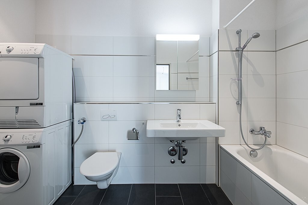 Badewanne / eigener Waschturm Badewanne / eigener Waschturm