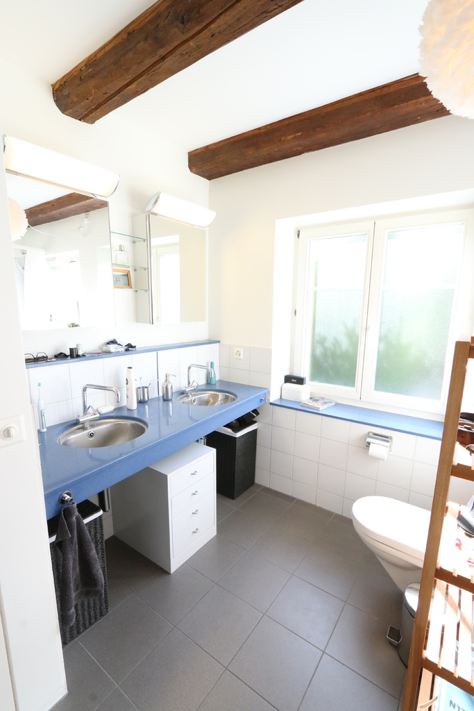 Im Bad im Schrank sind auch die eigene Waschmaschine und Tumbler untergebracht