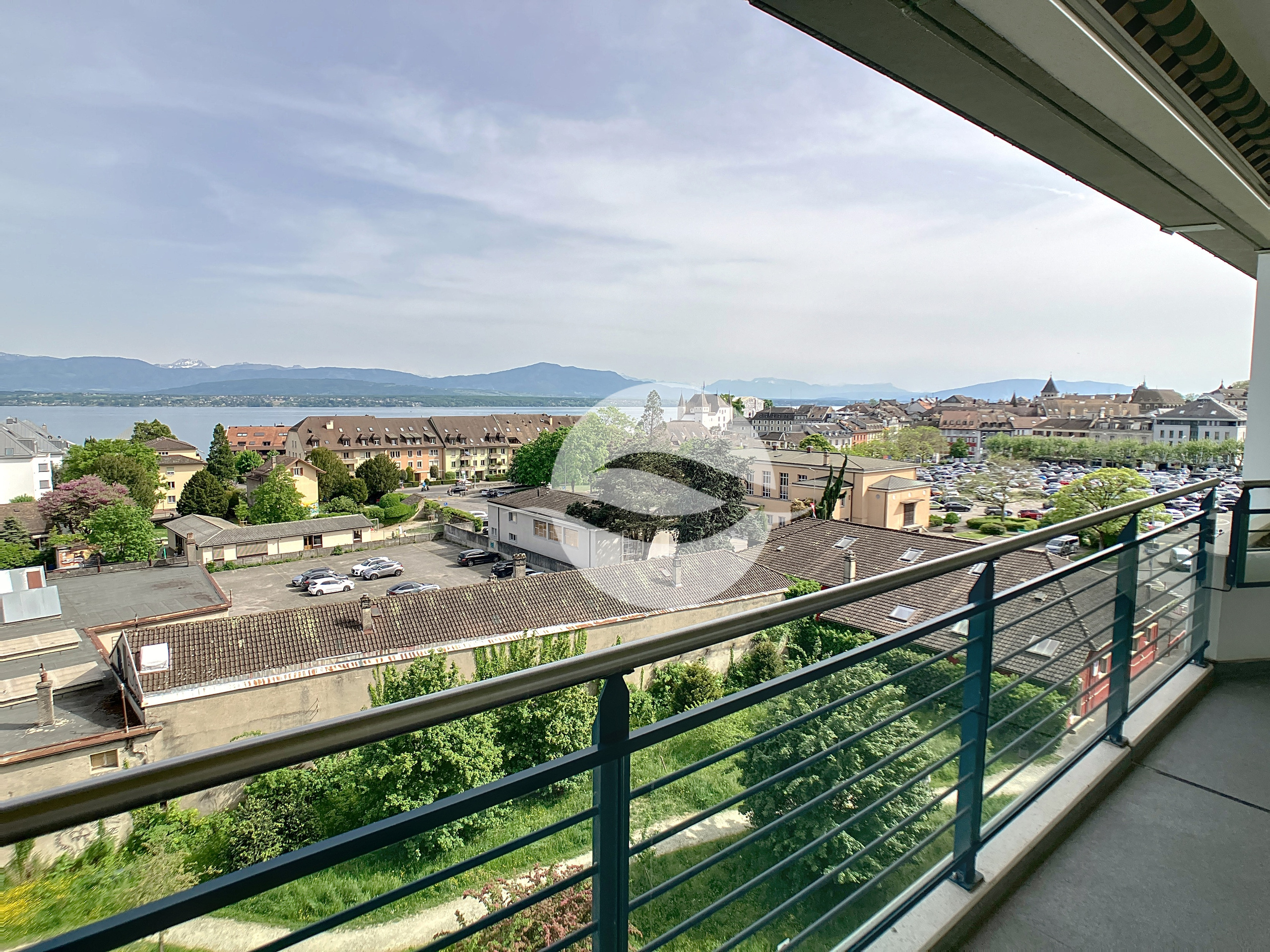 Terrasse avec vue lac et Alpes