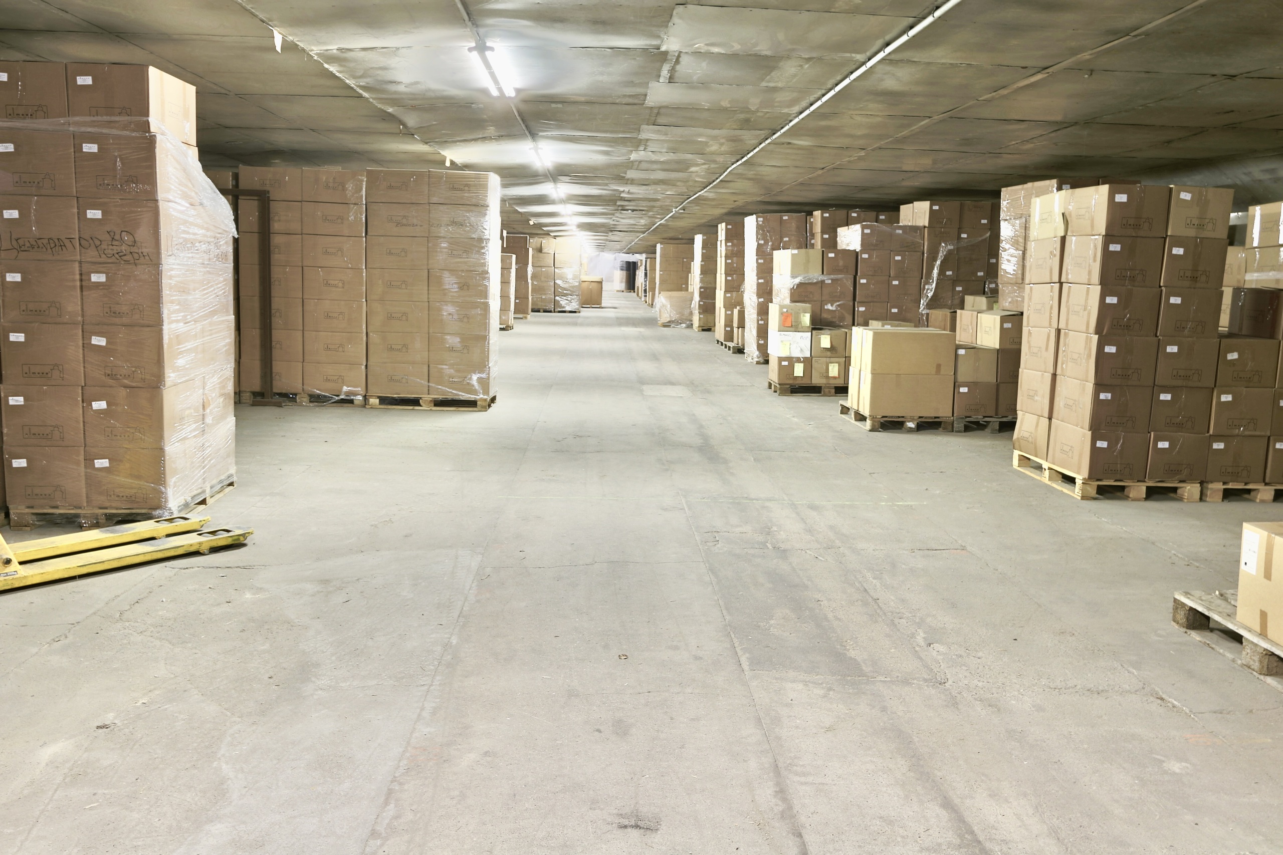 Riesige Lagerkapazitäten mit Deckenhöhen von min. 2.50m - max. 3.50m.