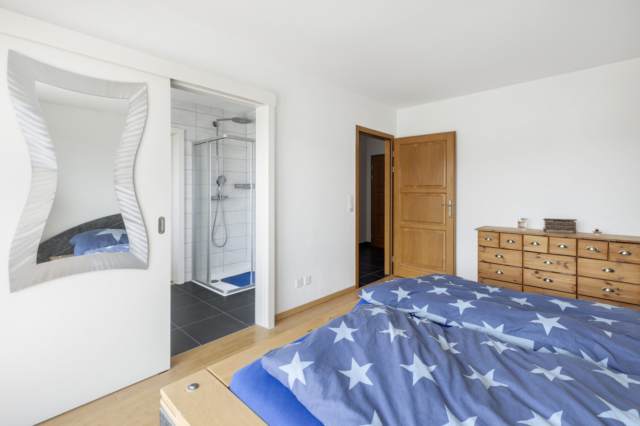 Chambre parents avec accès salle d'eau