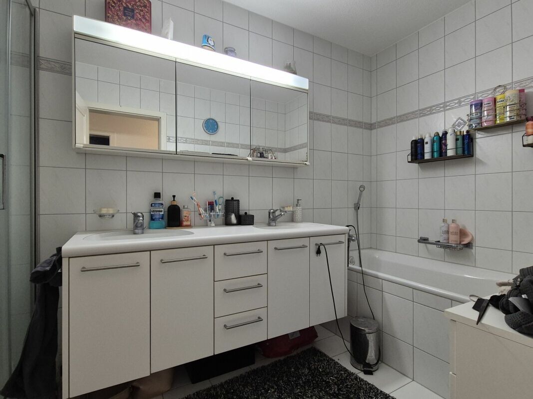 Nasszelle mit Badewanne und Dusche Nasszelle mit Badewanne und Dusche