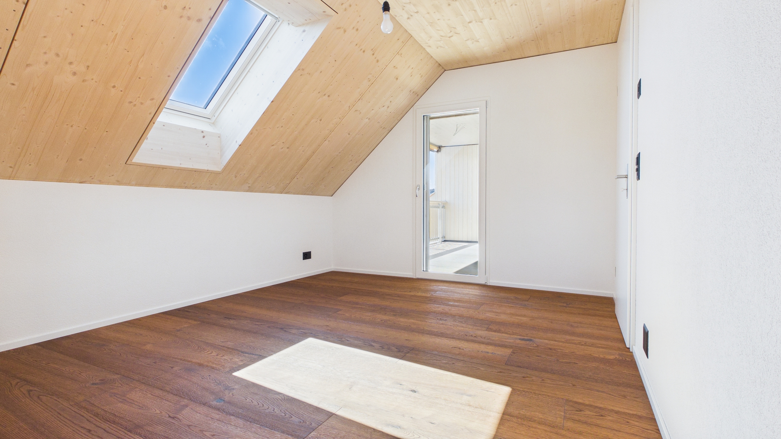 Zimmer 2 mit Ausgang auf den gedeckten Balkon