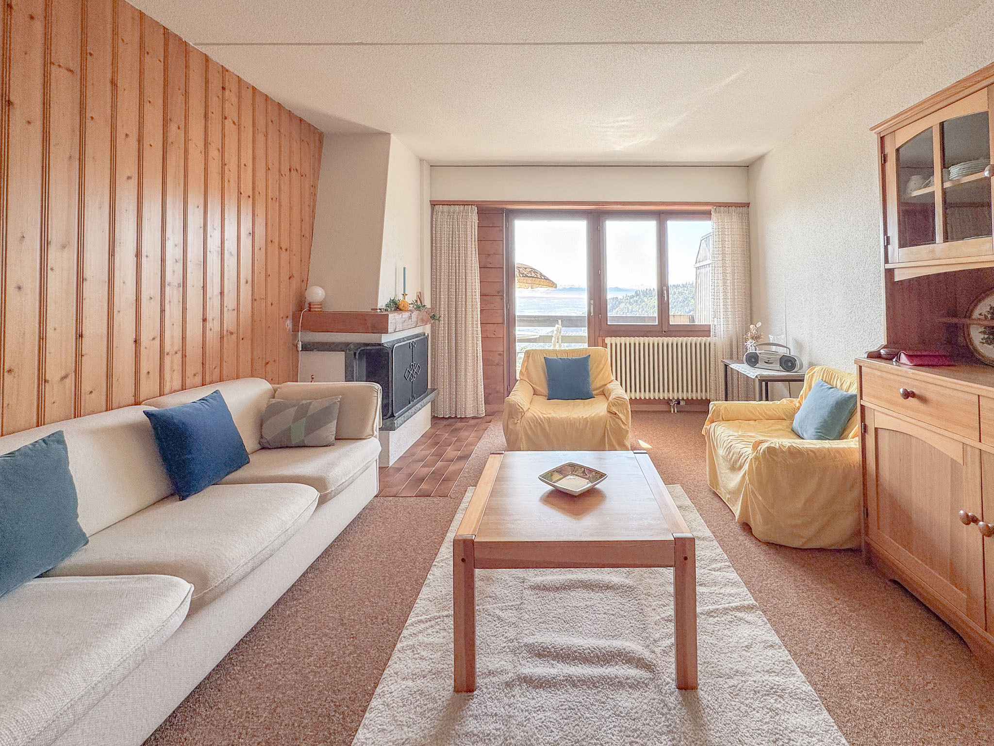 Vue sur la pièce à vivre au 1er niveau - accès au balcon 