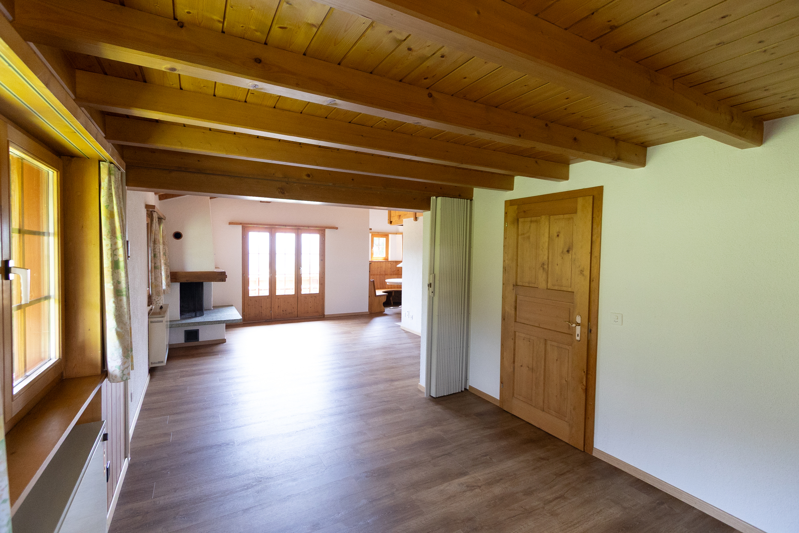 Schlafzimmer mit Blick in Wohnzimmer