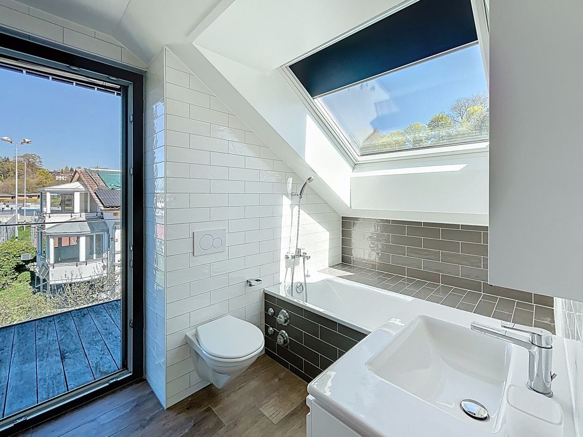 Salle de bain lumineuse avec baignoire Salle de bain lumineuse avec baignoire