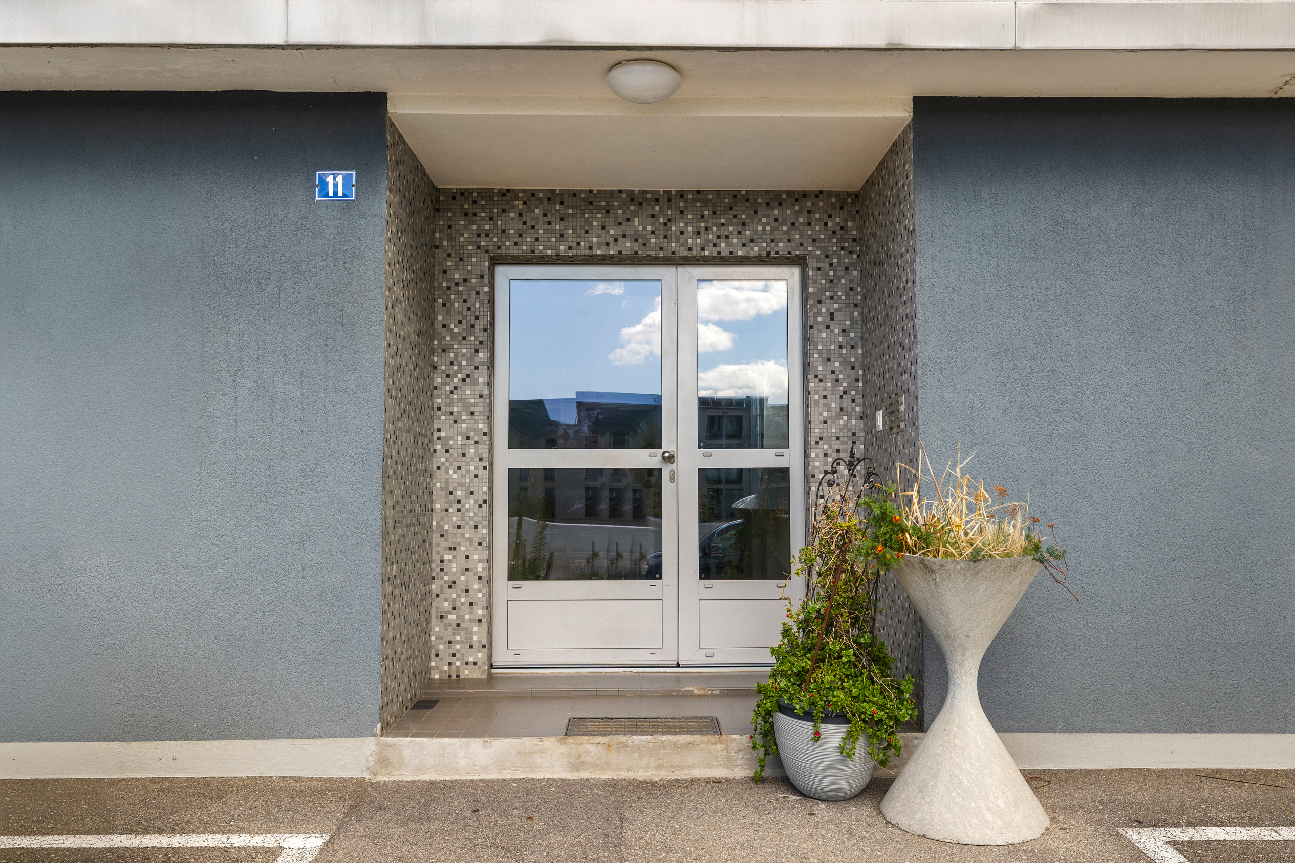 Porte d'entrée du bâtiment Porte d'entrée du bâtiment