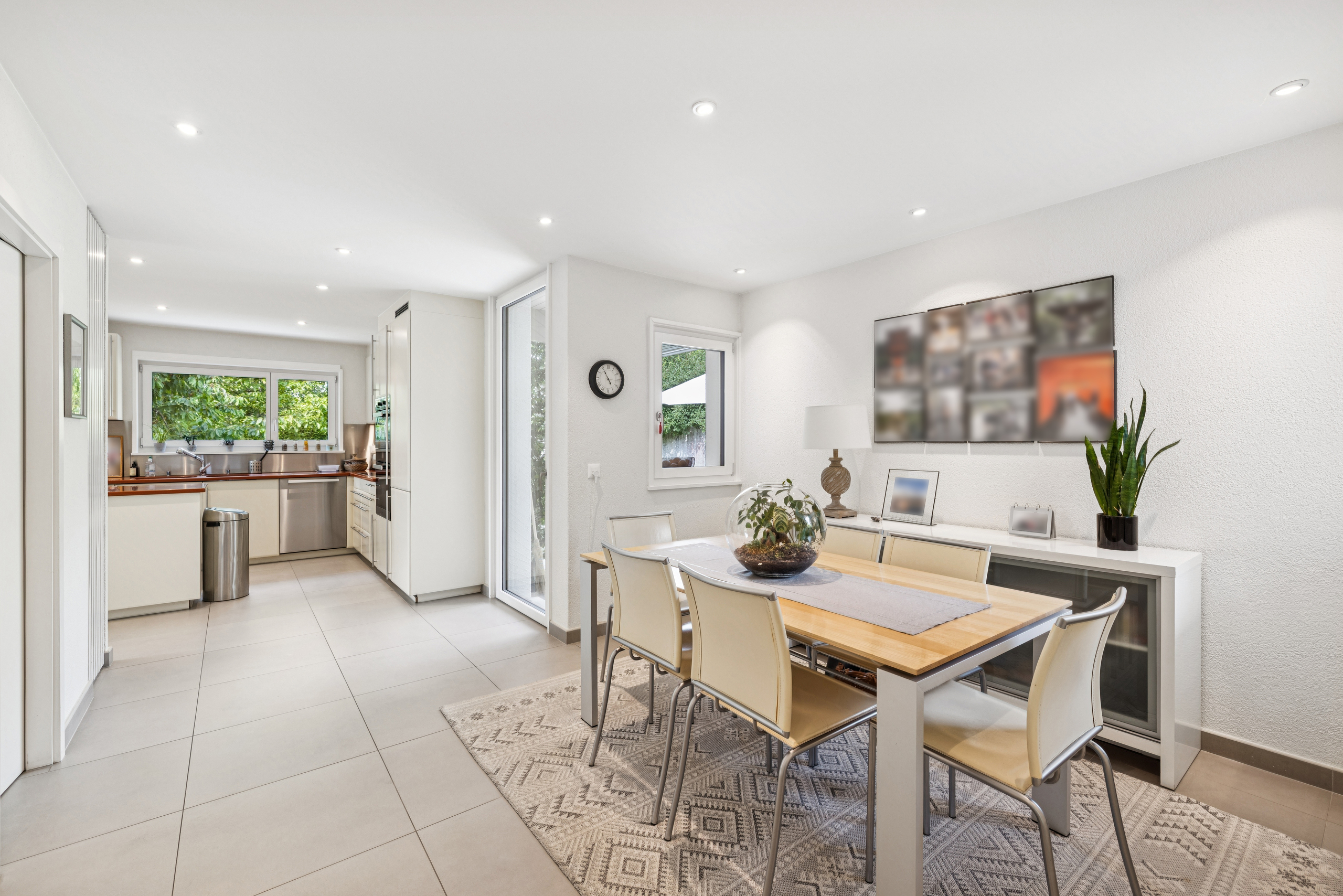 Großer Essbereich hinter der Küche