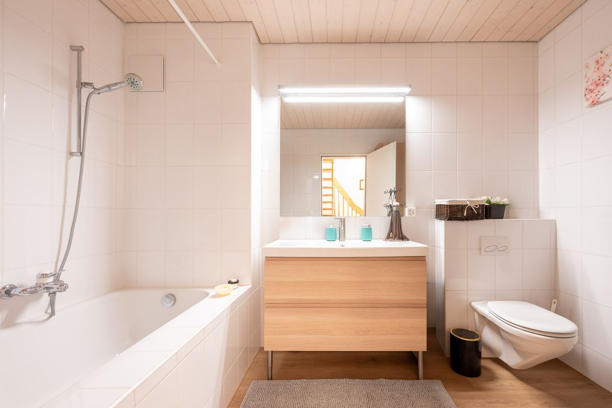 Salle de bain avec WC au 1er niveau Salle de bain avec WC au 1er niveau