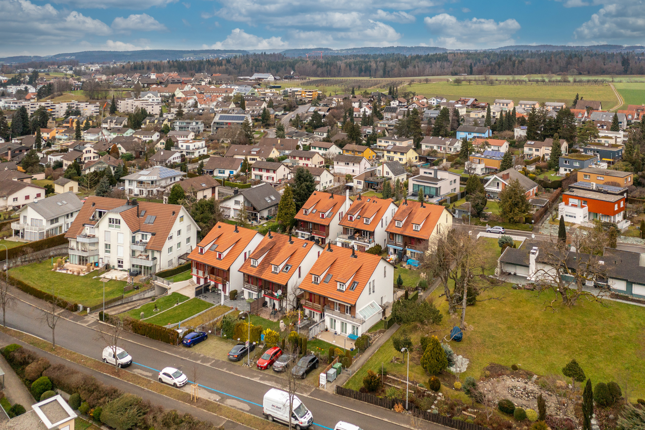 Dieses freundliche Haus mit viel Platz ist das ideale Zuhause für eine lebendige, lebensfrohe Familie. Dieses freundliche Haus mit viel Platz ist das ideale Zuhause für eine lebendige, lebensfrohe Familie.