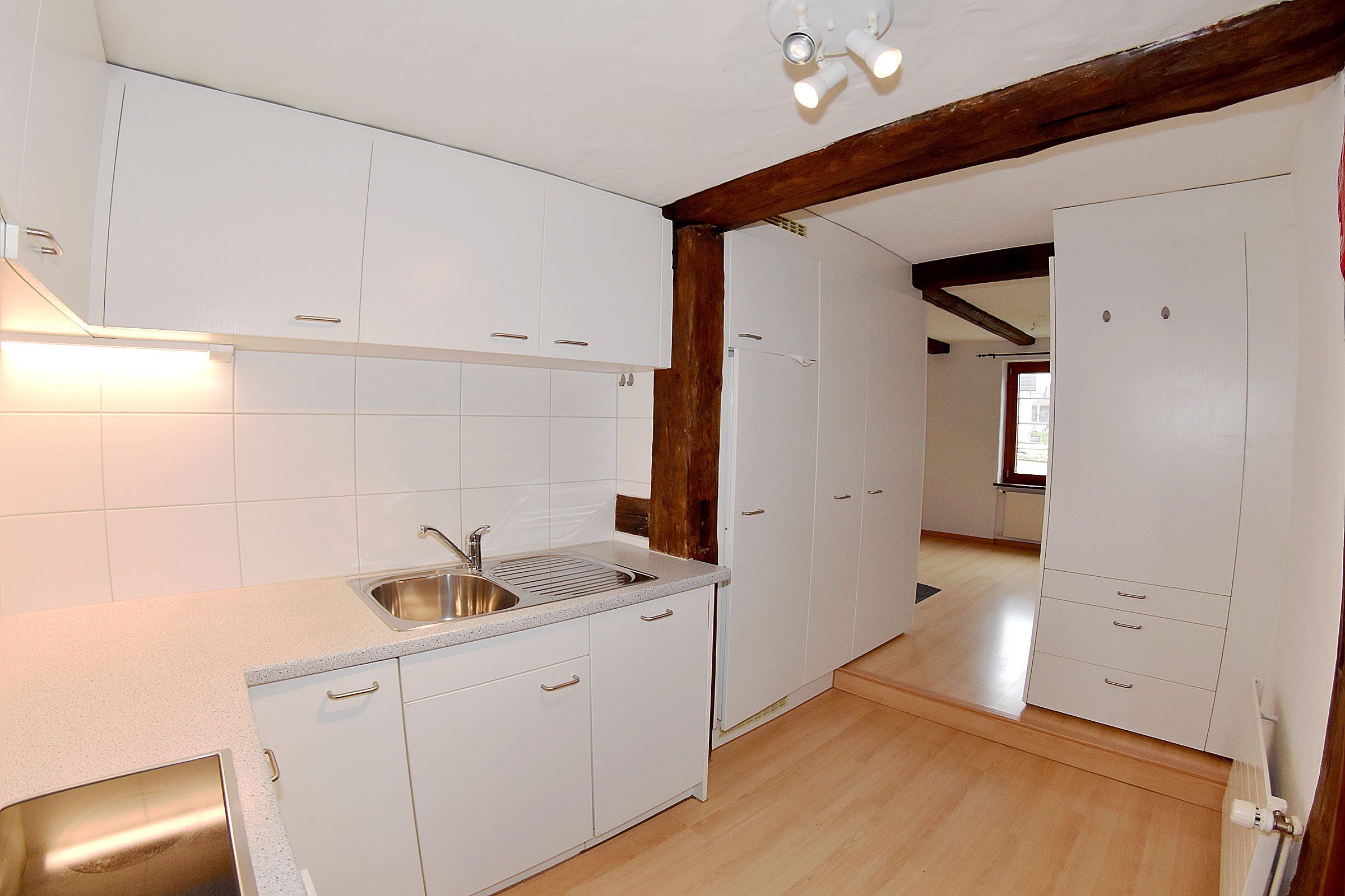 Moderne, kleine Küche mit Zugang zum Balkon Moderne, kleine Küche mit Zugang zum Balkon