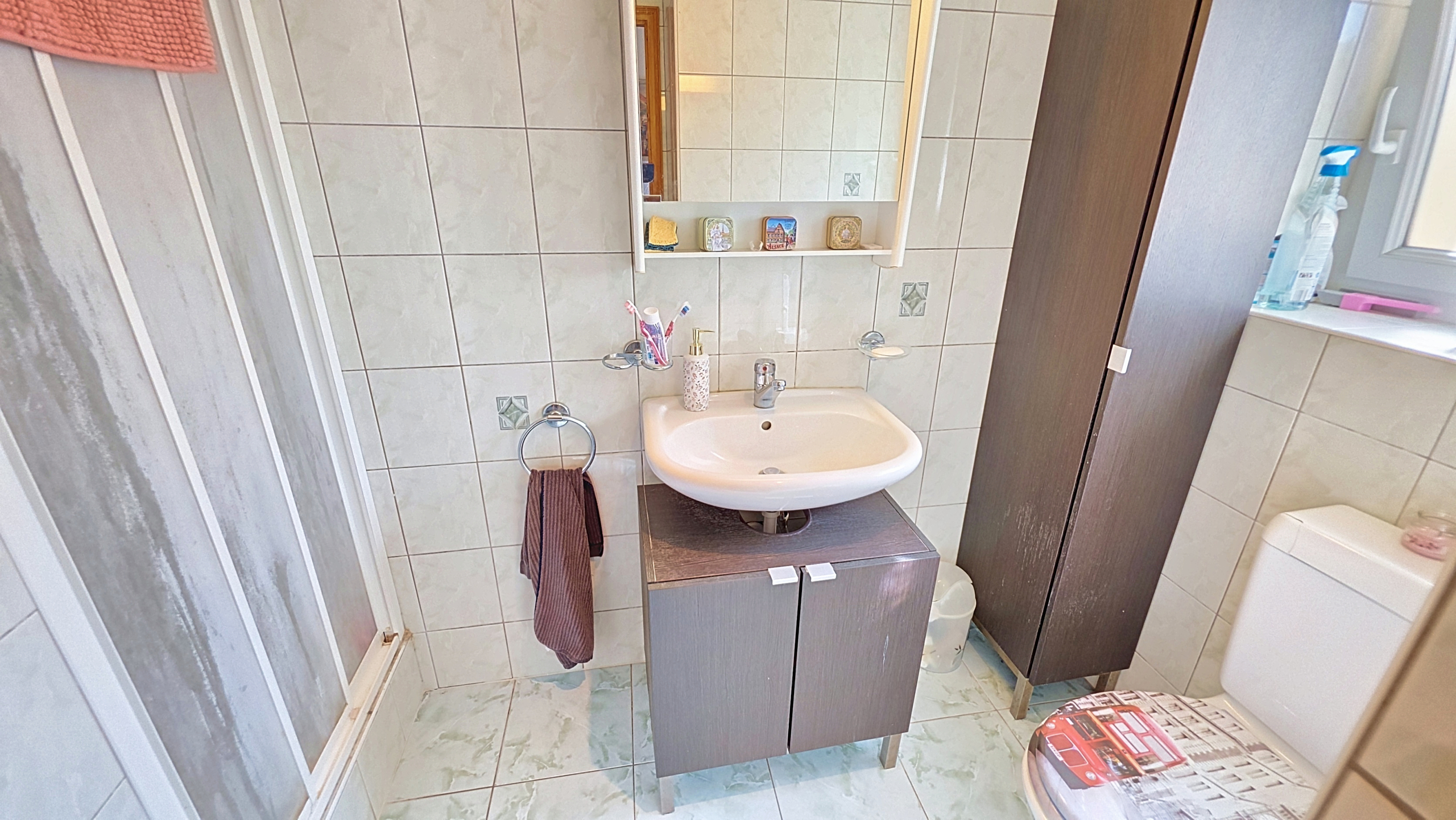 Salle de bain 1 - rez Salle de bain 1 - rez