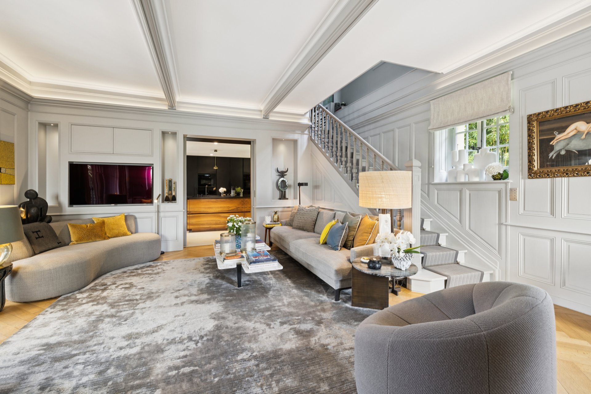 Wunderschönes Wohnzimmer mit Zierleisten und Ethanolkamin