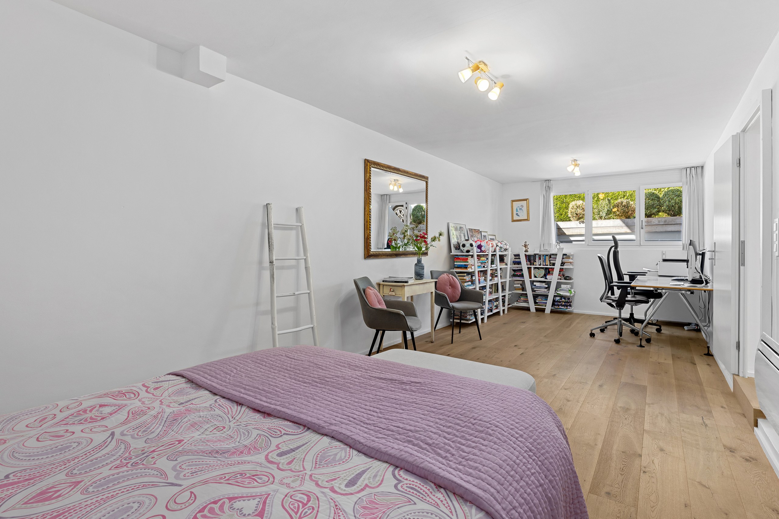 Chambre d'amis au rez inférieur avec fenêtre Chambre d'amis au rez inférieur avec fenêtre