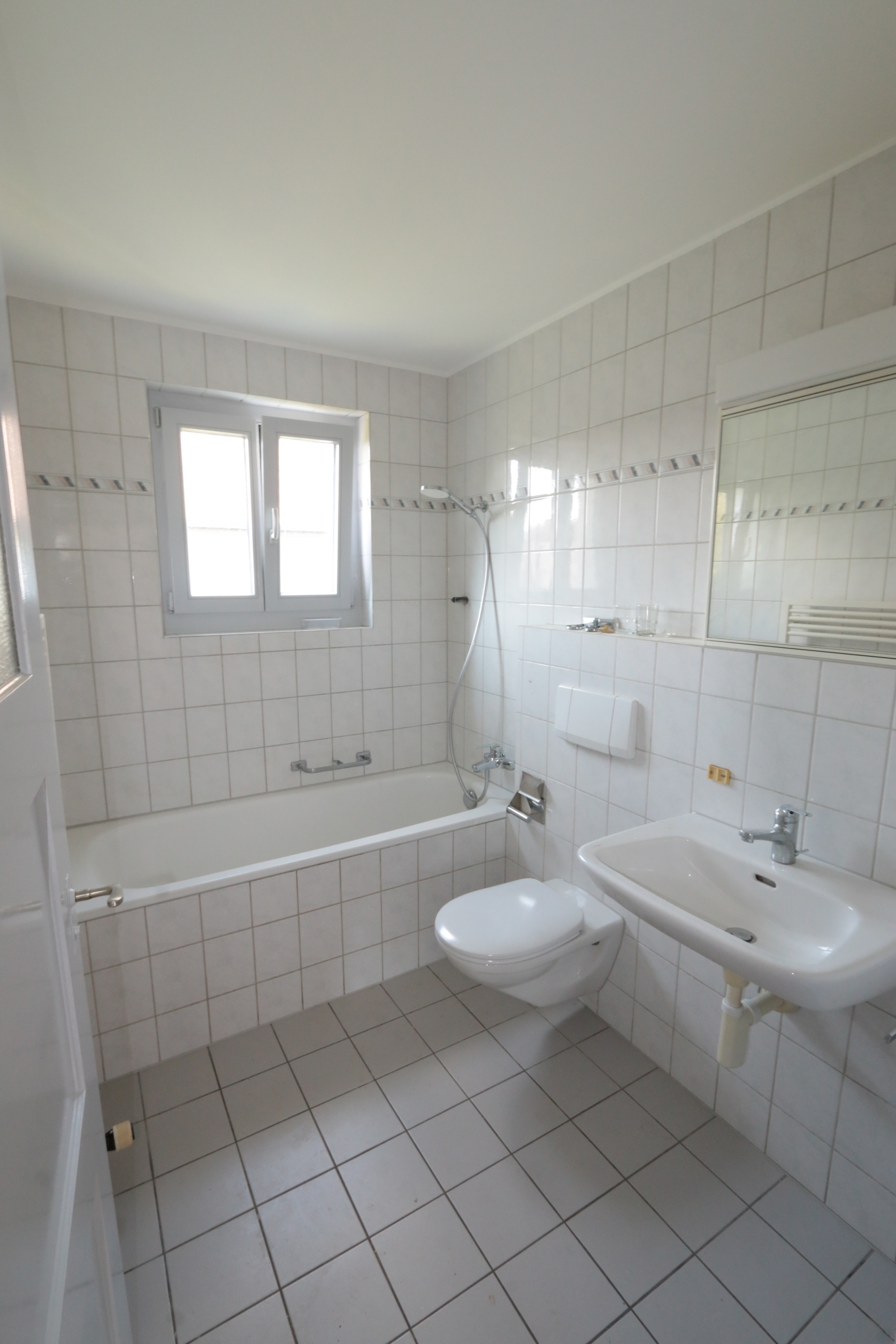 Die zwei Bäder zeigen sich schlicht aber funktional