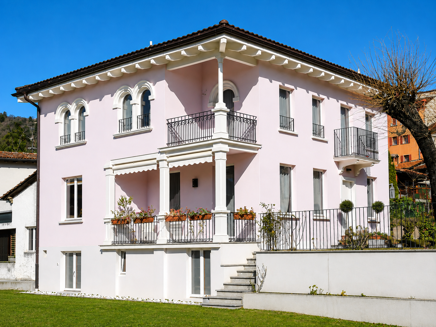 Bella villa d'epoca con vista aperta e grande giardino a Luganese