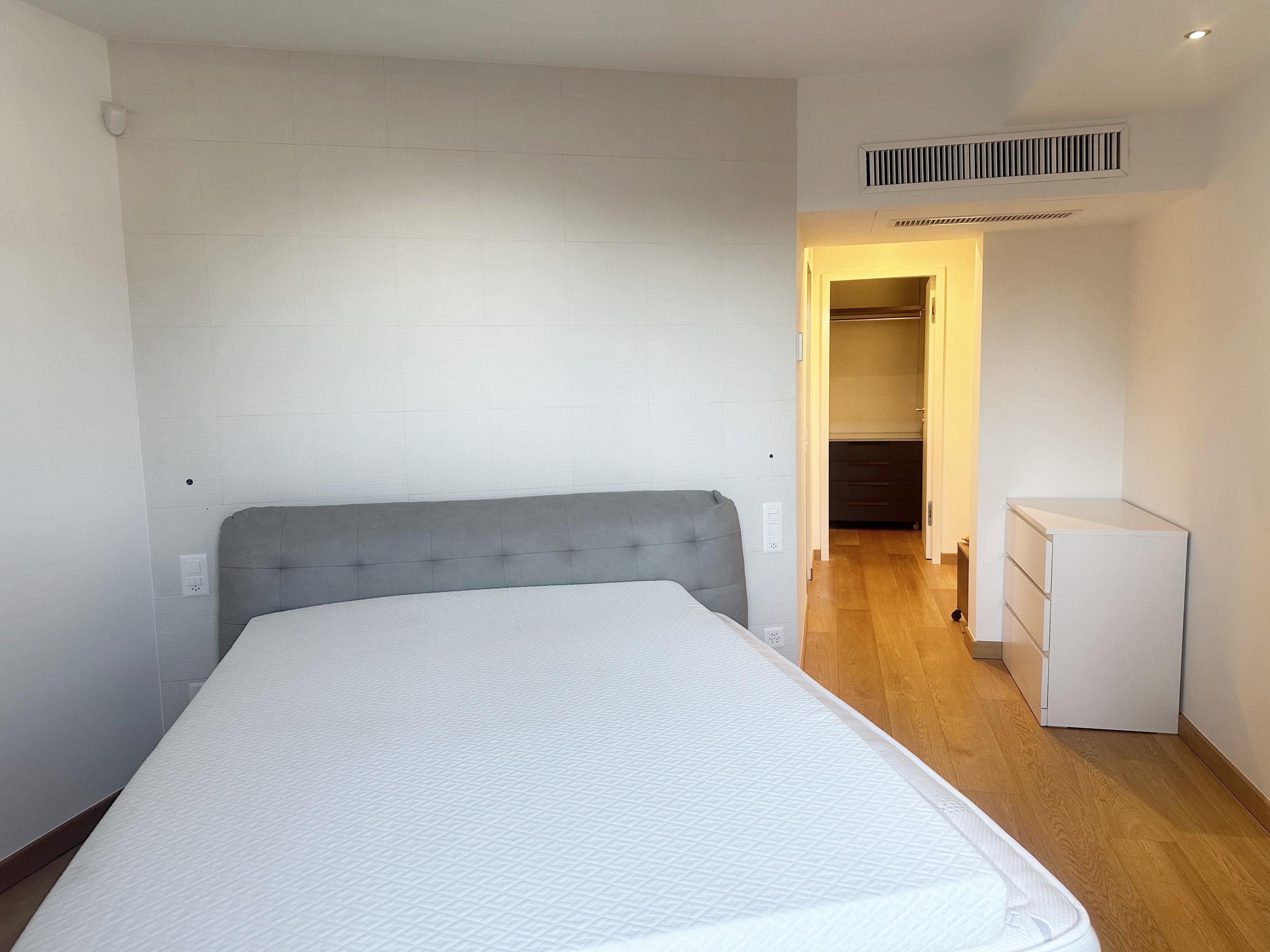 Hauptschlafzimmer mit begehbarem Kleiderschrank und Bad Hauptschlafzimmer mit begehbarem Kleiderschrank und Bad