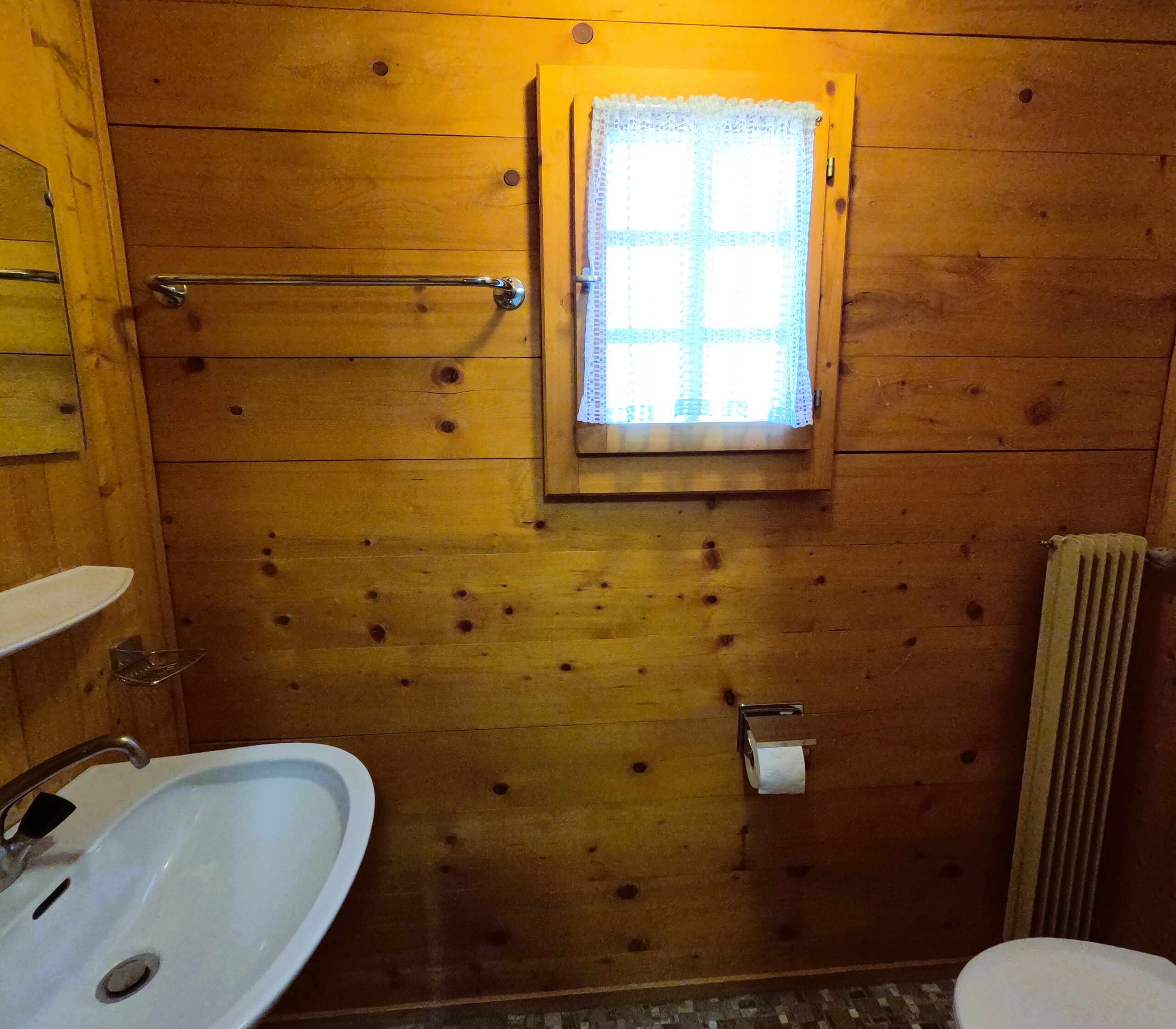 WC séparé à l'étage avec lavabo WC séparé à l'étage avec lavabo