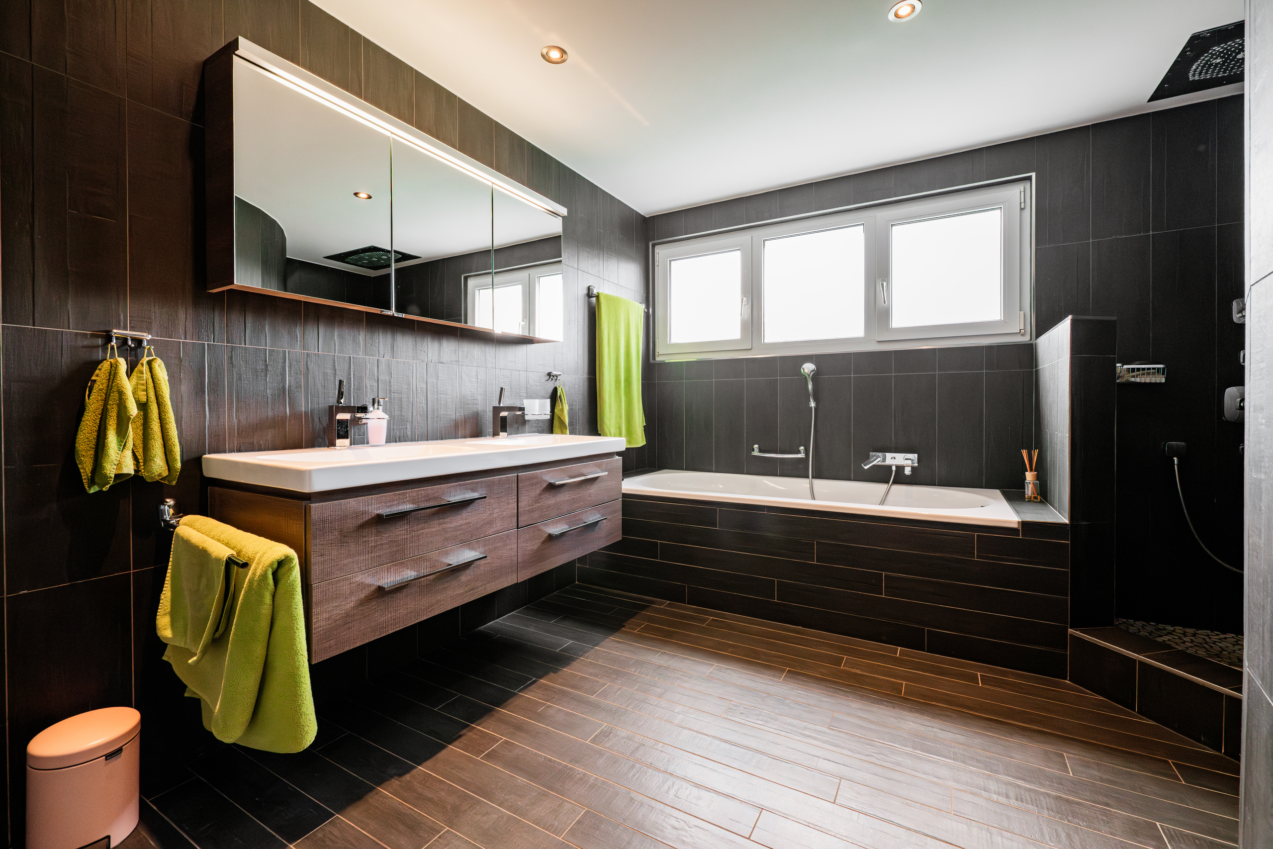 Salle de bain avec baignoire et douche italienne