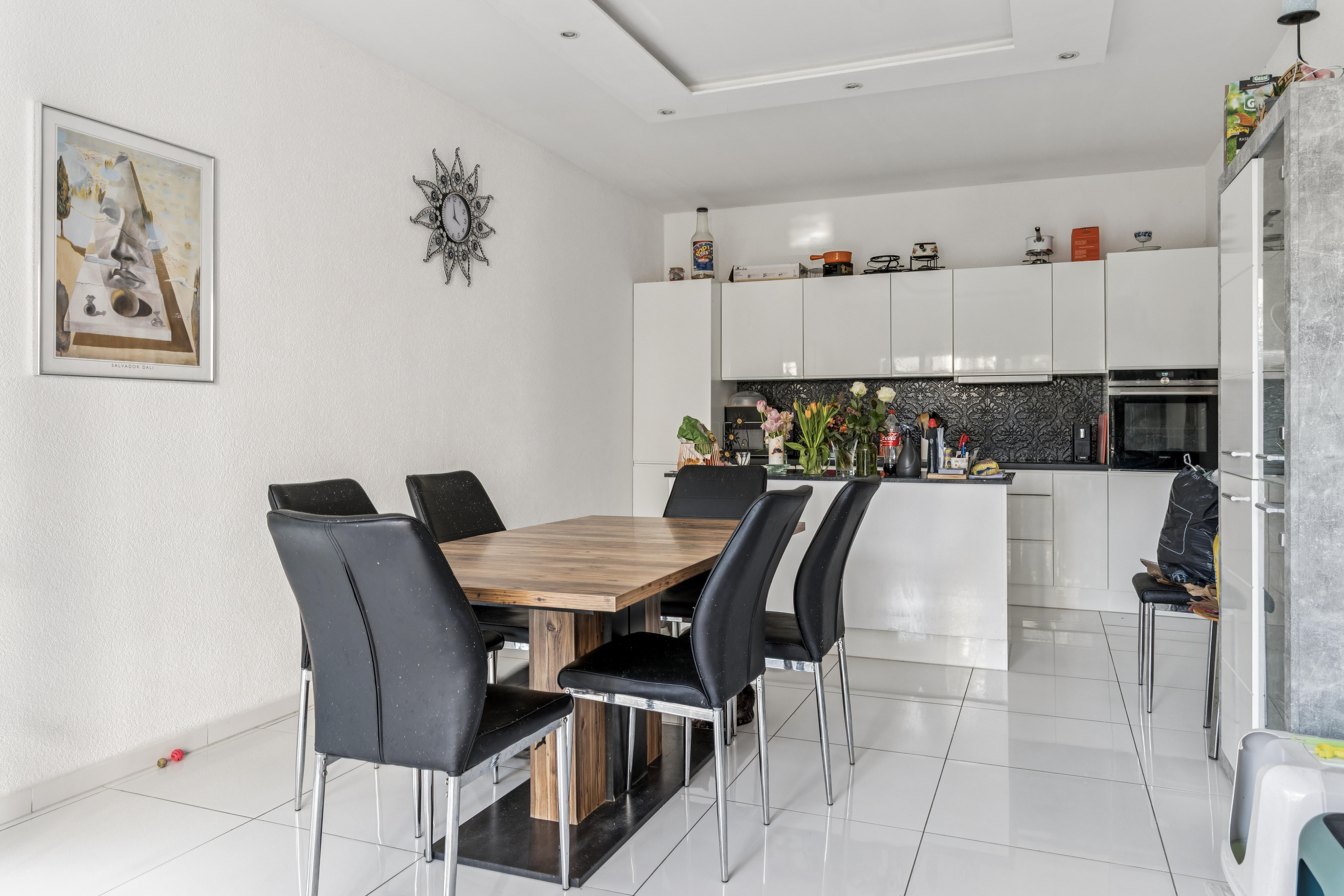 Espace repas ouvert, idéalement relié au salon