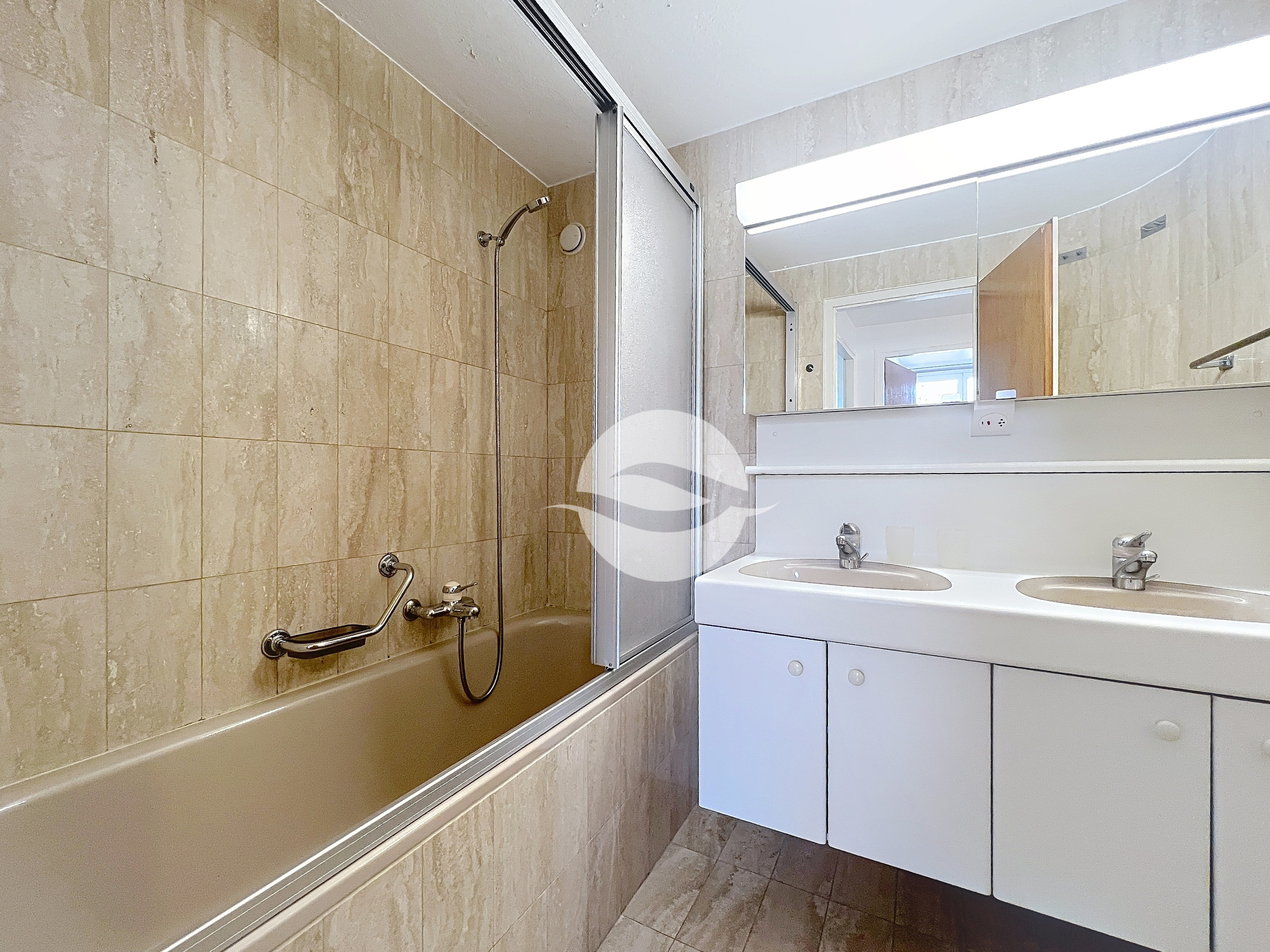 Salle de bains, double vasque et WC