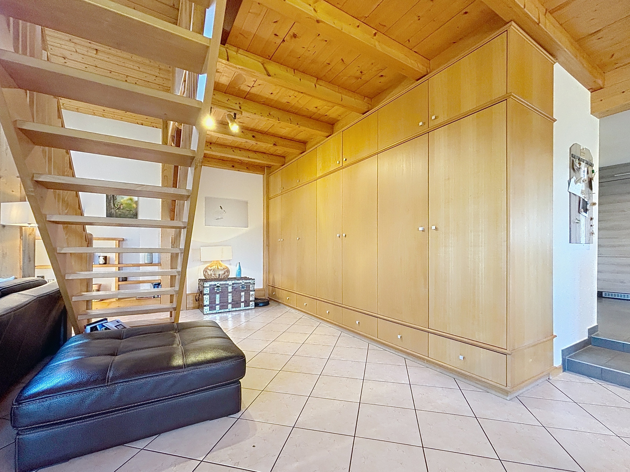 Grandes armoires de rangement du 4.5 pces dans le séjour Grandes armoires de rangement du 4.5 pces dans le séjour