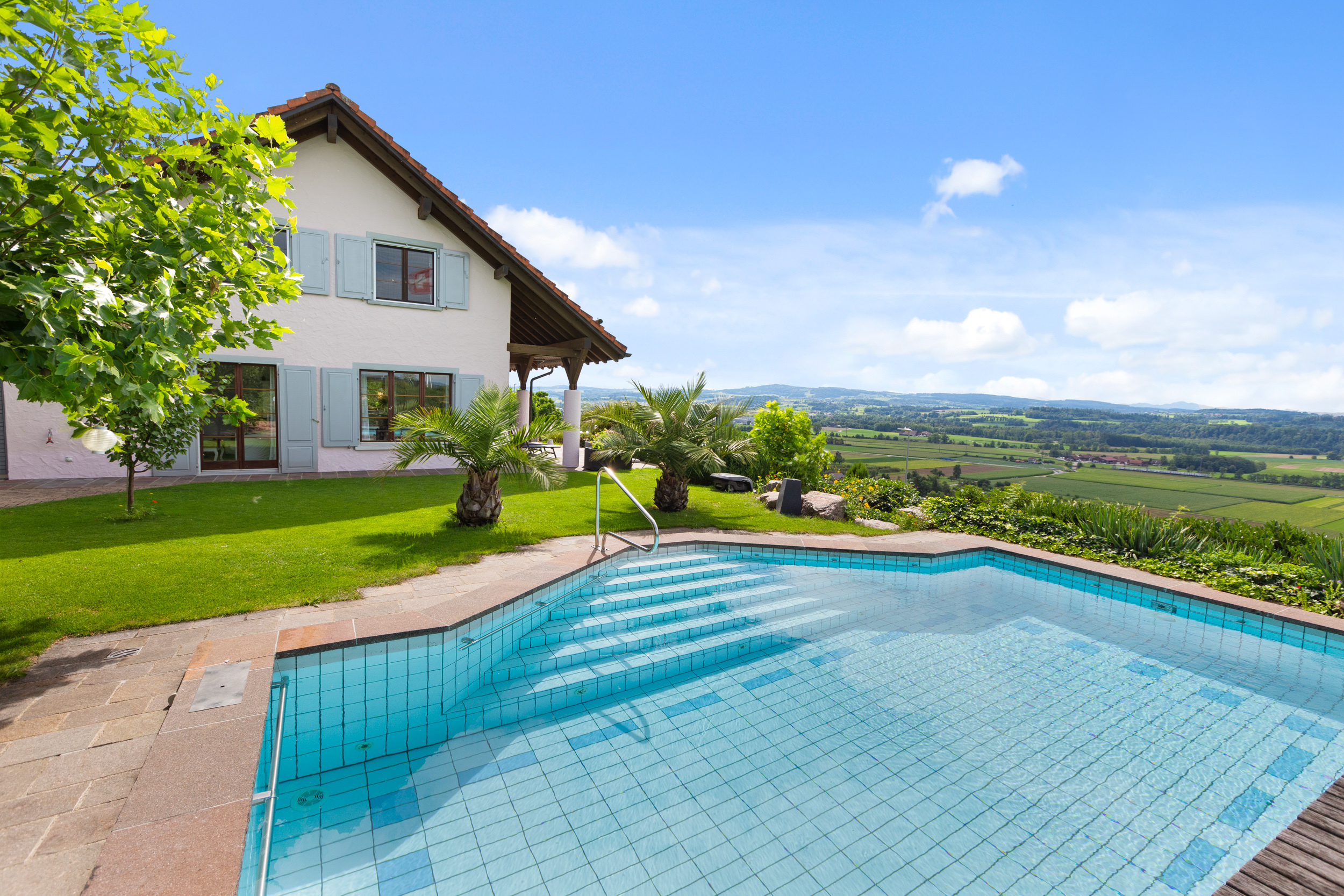Freistehendes Einfamilienhaus mit Pool und unverbaubarer Aussicht.