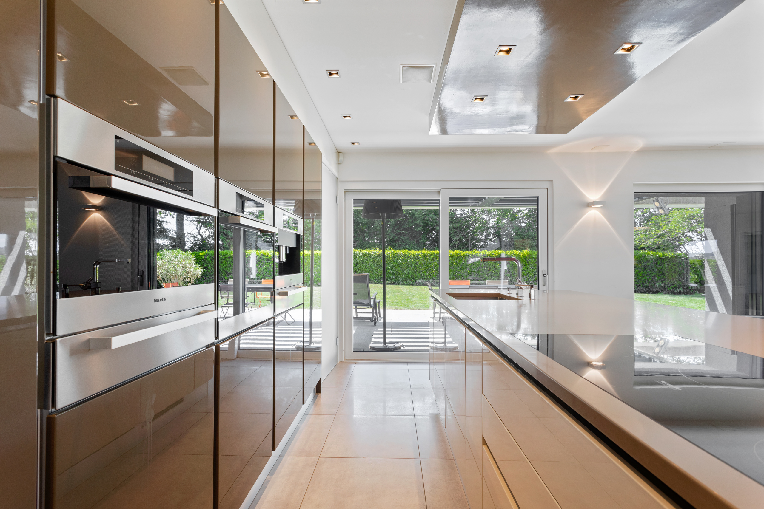 Cuisine entièrement équipée avec ilot central