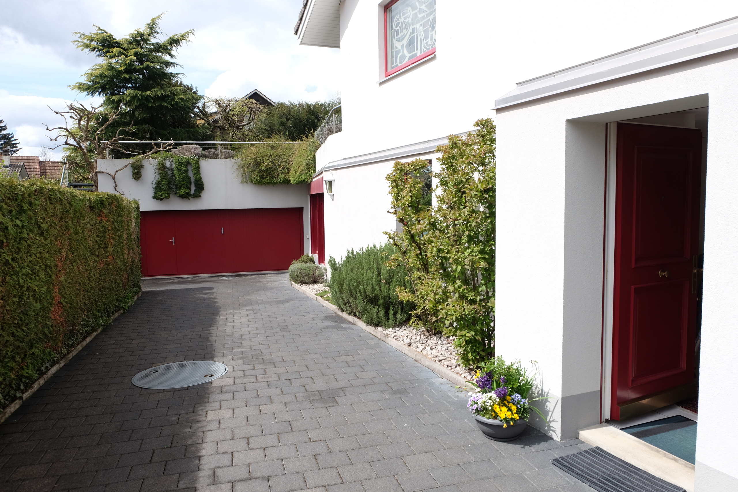 Zufahrt Garage und Seiteneingang Zufahrt Garage und Seiteneingang