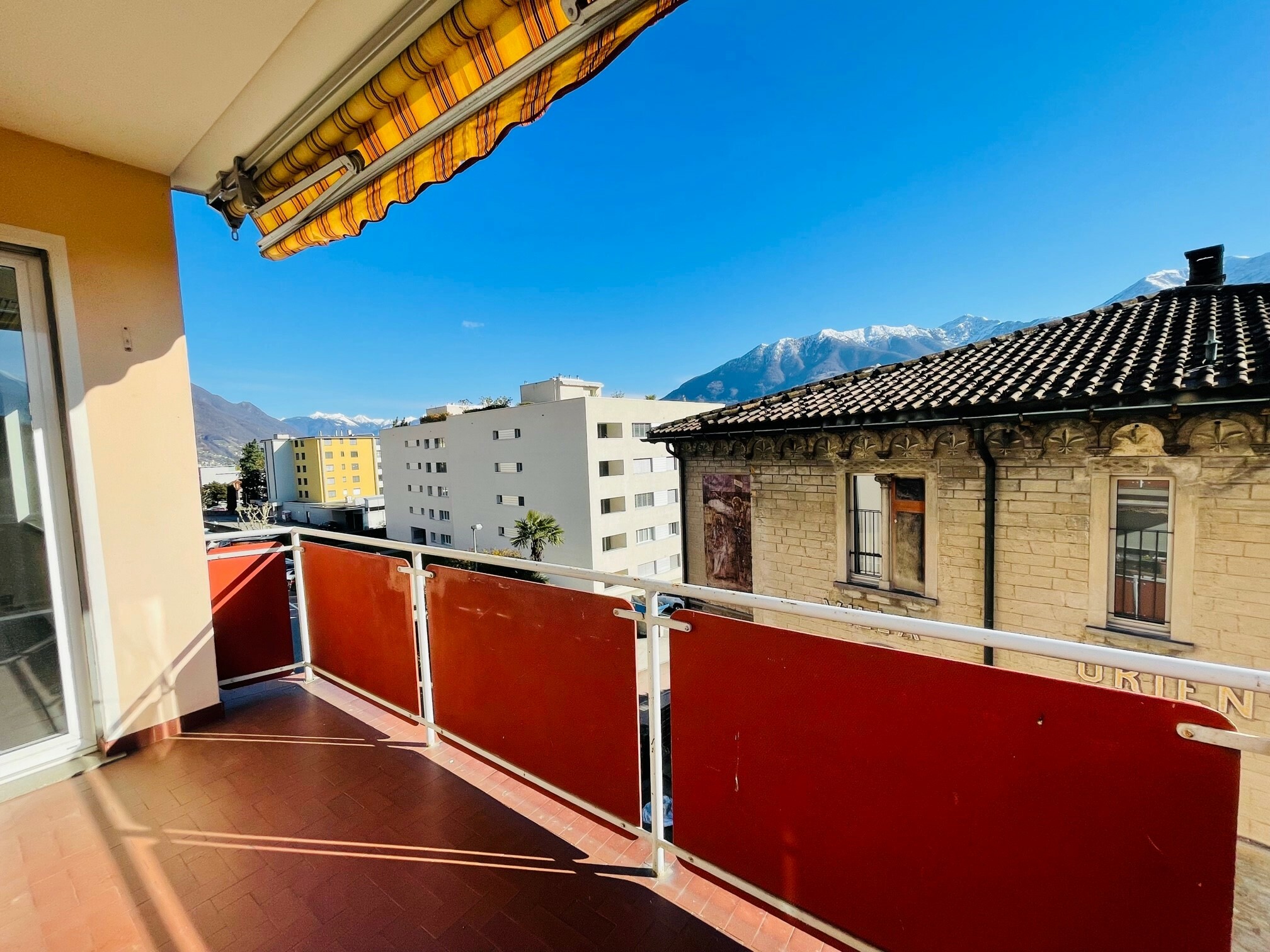 2.OG 3-Zimmer Wohnung Via Gottardo 52 Balkon 2.OG 3-Zimmer Wohnung Via Gottardo 52 Balkon