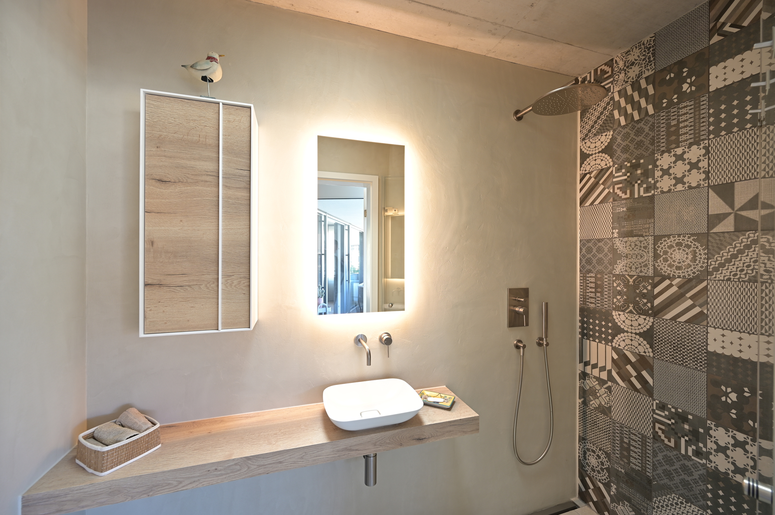 BADEZIMMER MIT DUSCHE UND WC