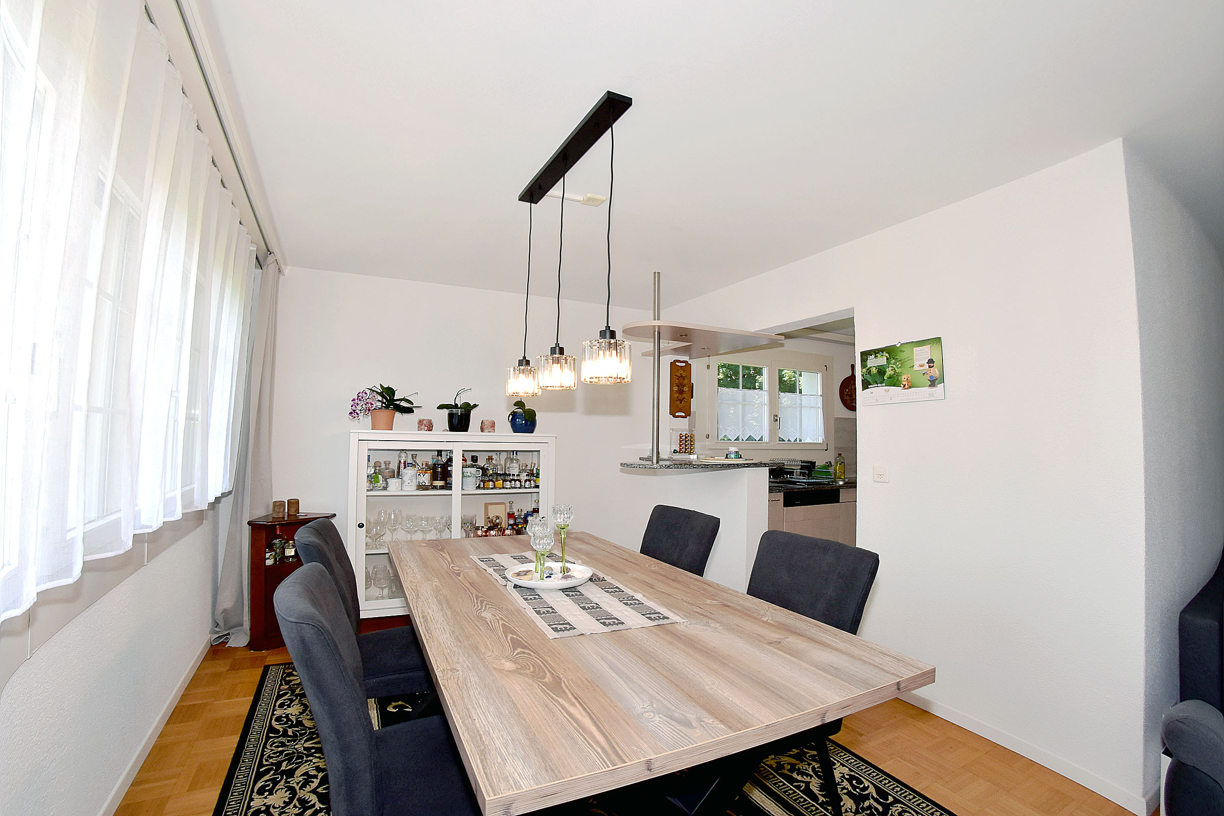 Der helle Essbereich mit offener Küche