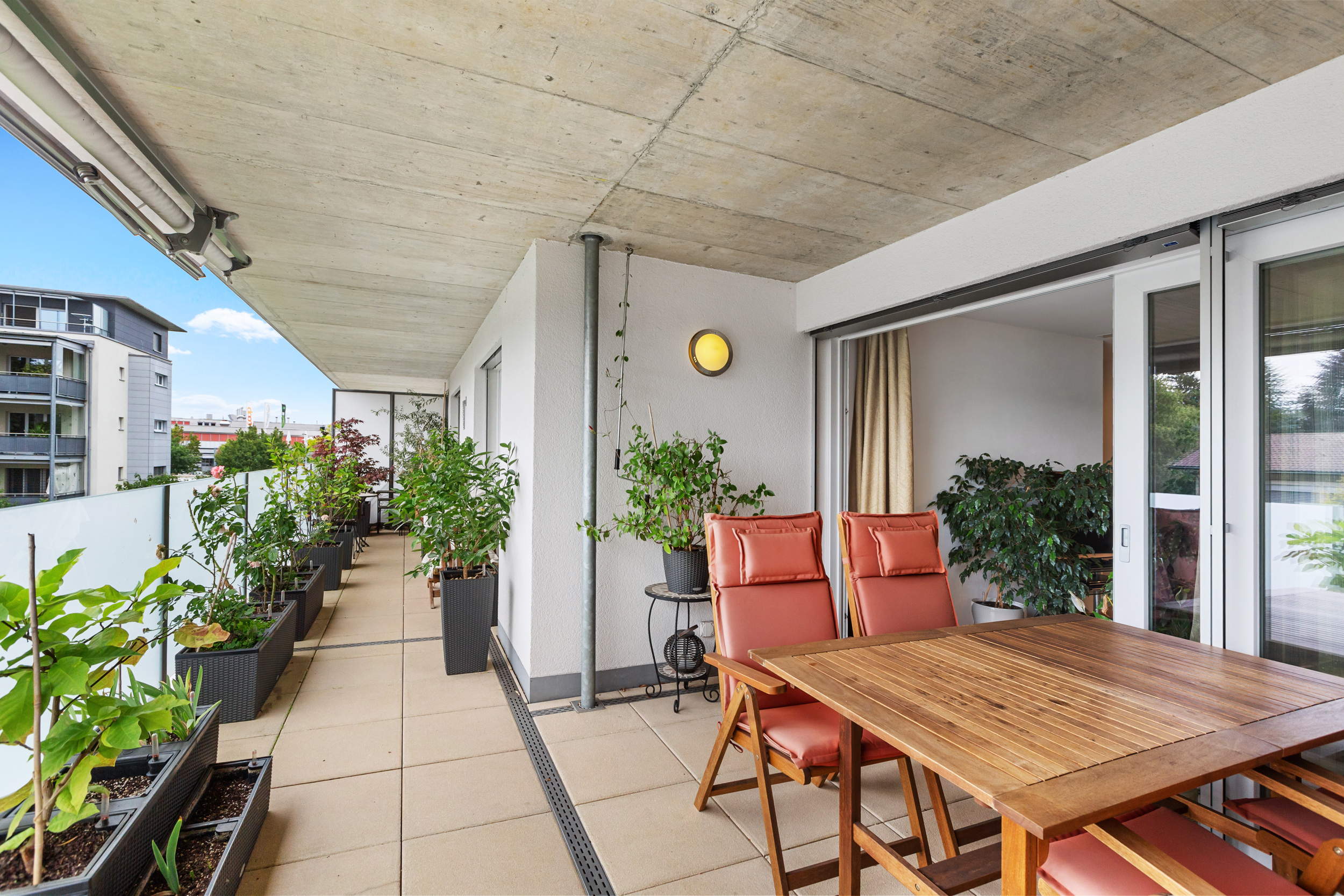 Die Grosszügige Terrasse verbindet 3  Zimmer und lädt zum verweilen ein. 