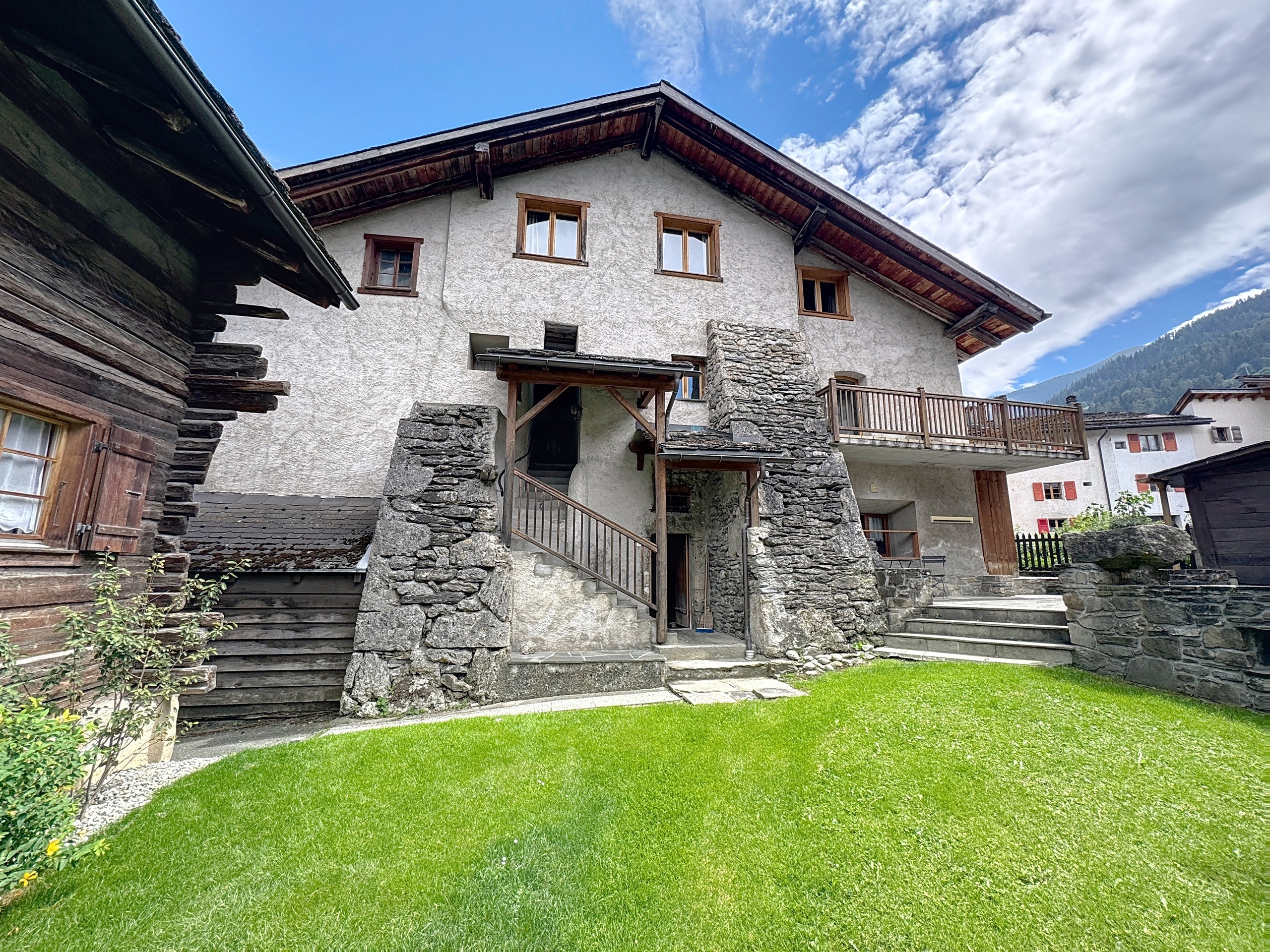 une grande maison avec une pelouse verte devant le bâtiment