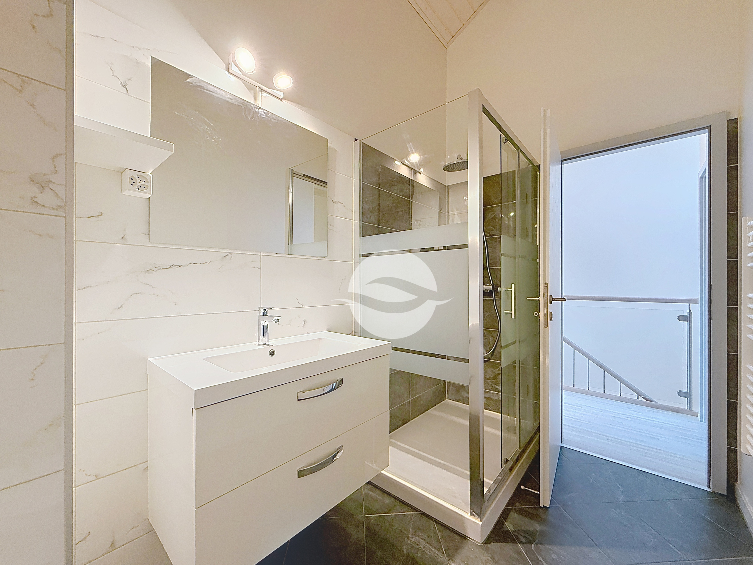 COMBLES : Salle de douche