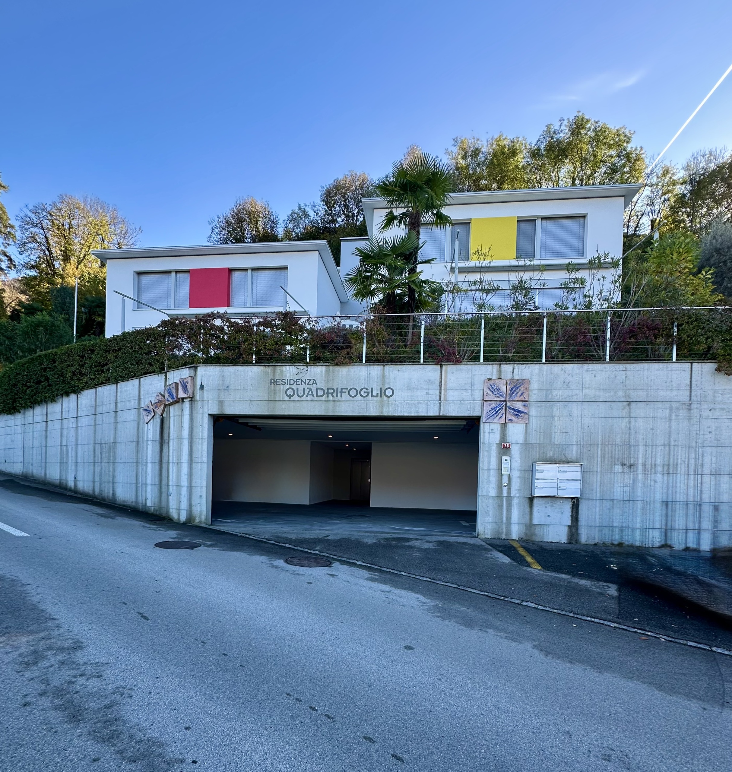 Gebäudeansicht von der Strasse mit direkter Zufahrt in die Garage