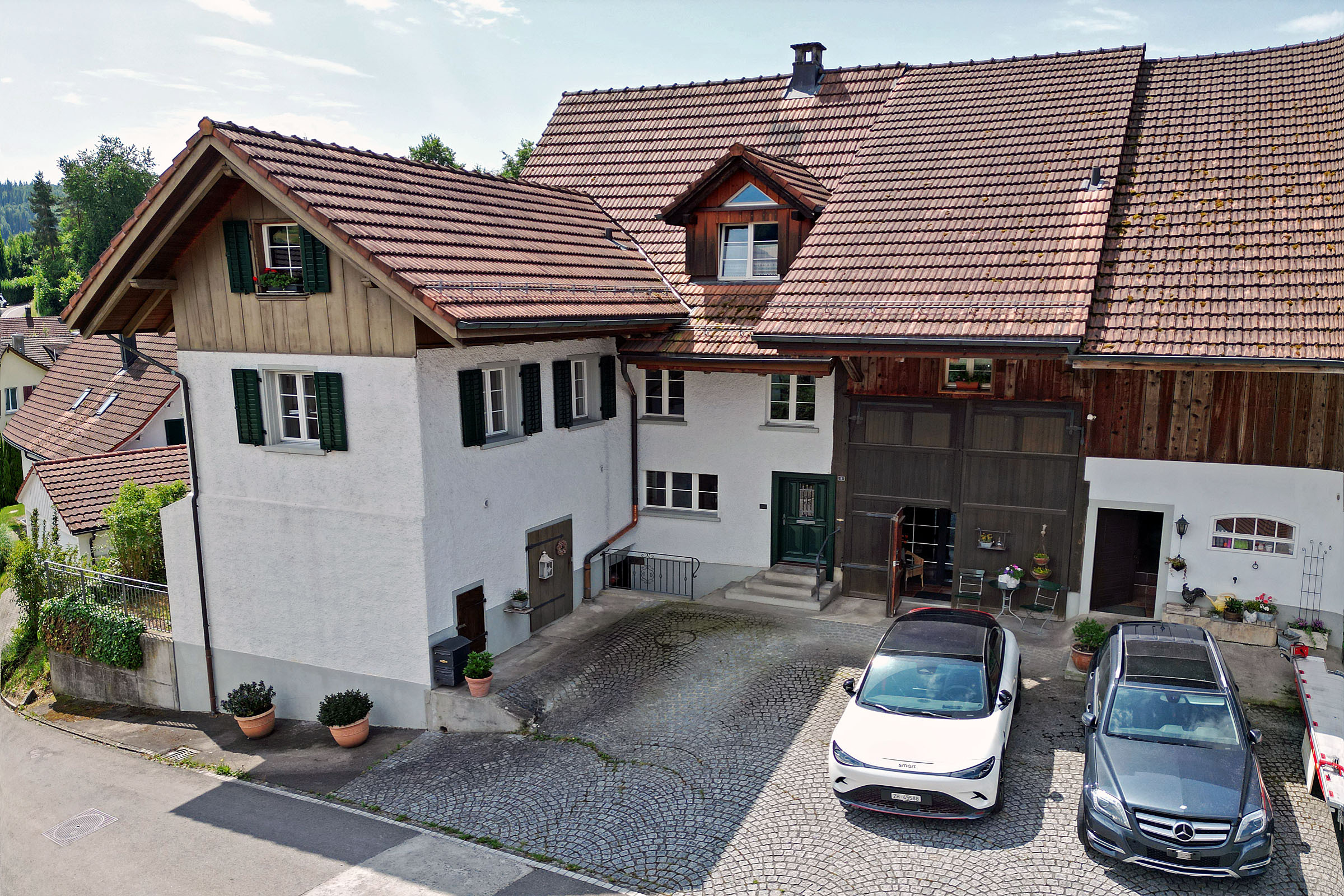 Vorplatz mit 2 Parkplätzen