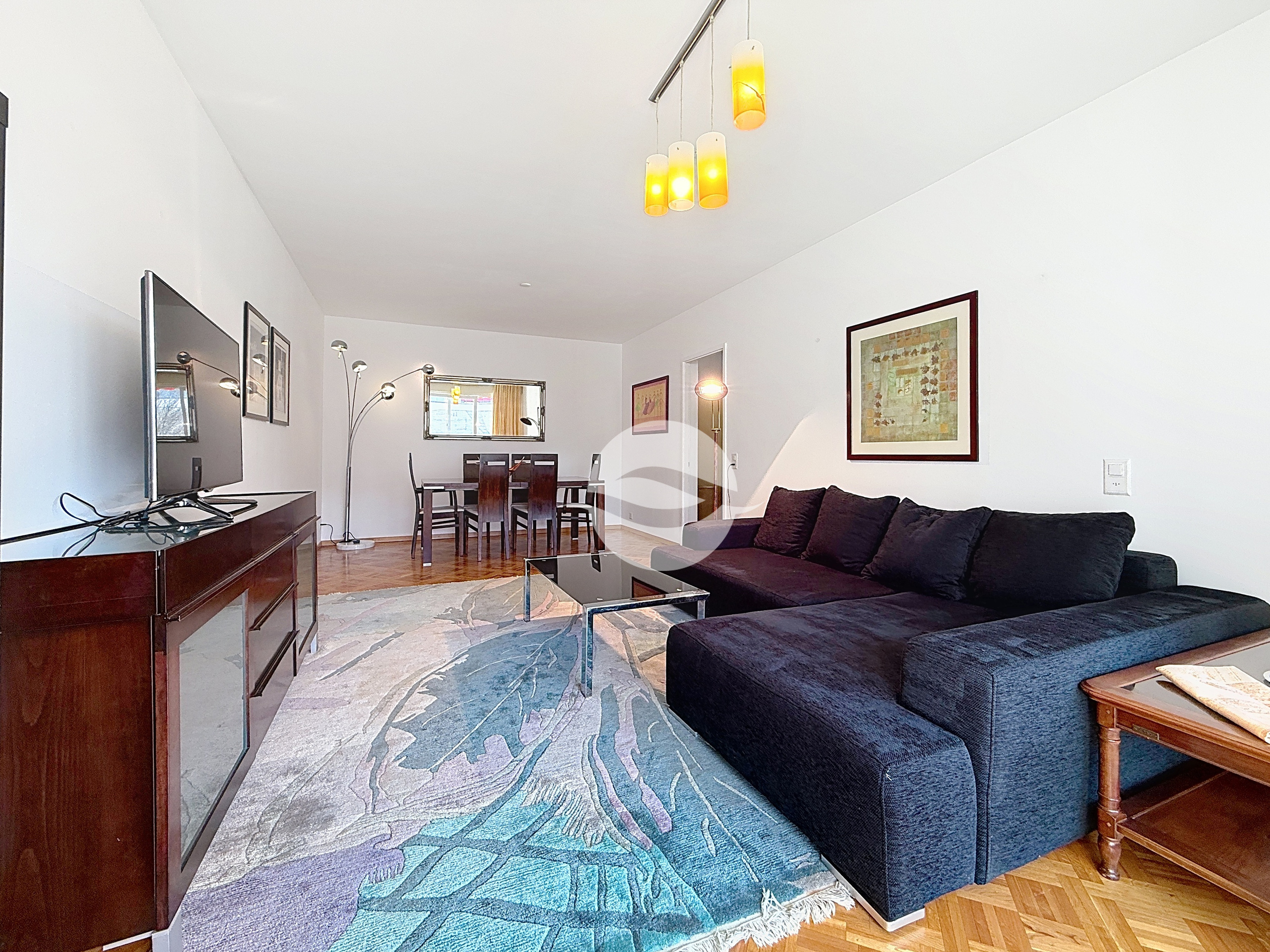 Pièce de vie avec accès au balcon