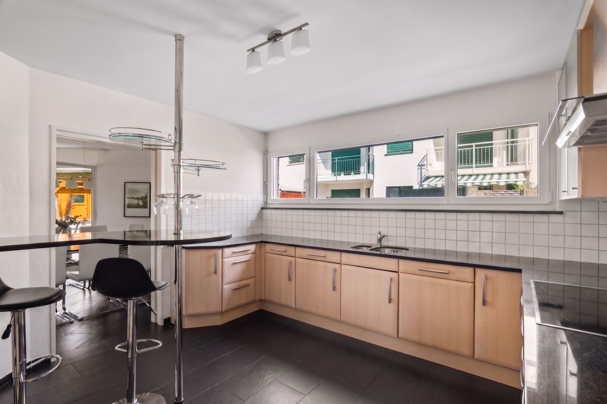 Moderne Küche mit Frühstücksbar und großen Fenstern. Moderne Küche mit Frühstücksbar und großen Fenstern.