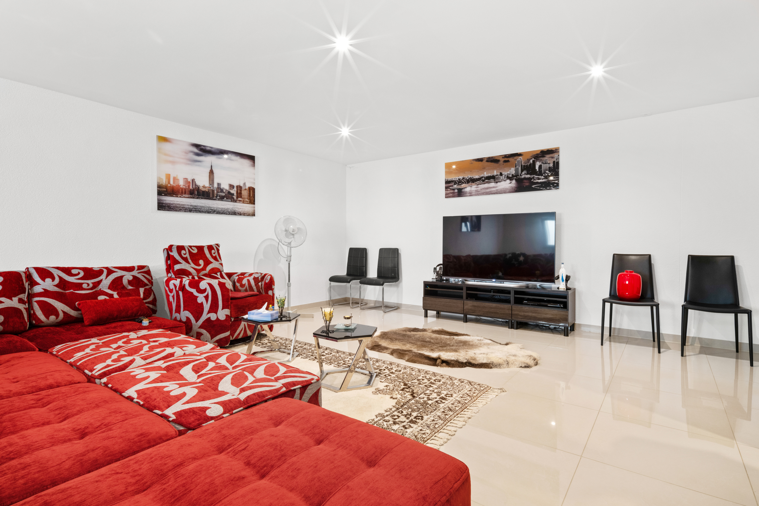 OLD Très grand salon TV avec salle de sport OLD Très grand salon TV avec salle de sport